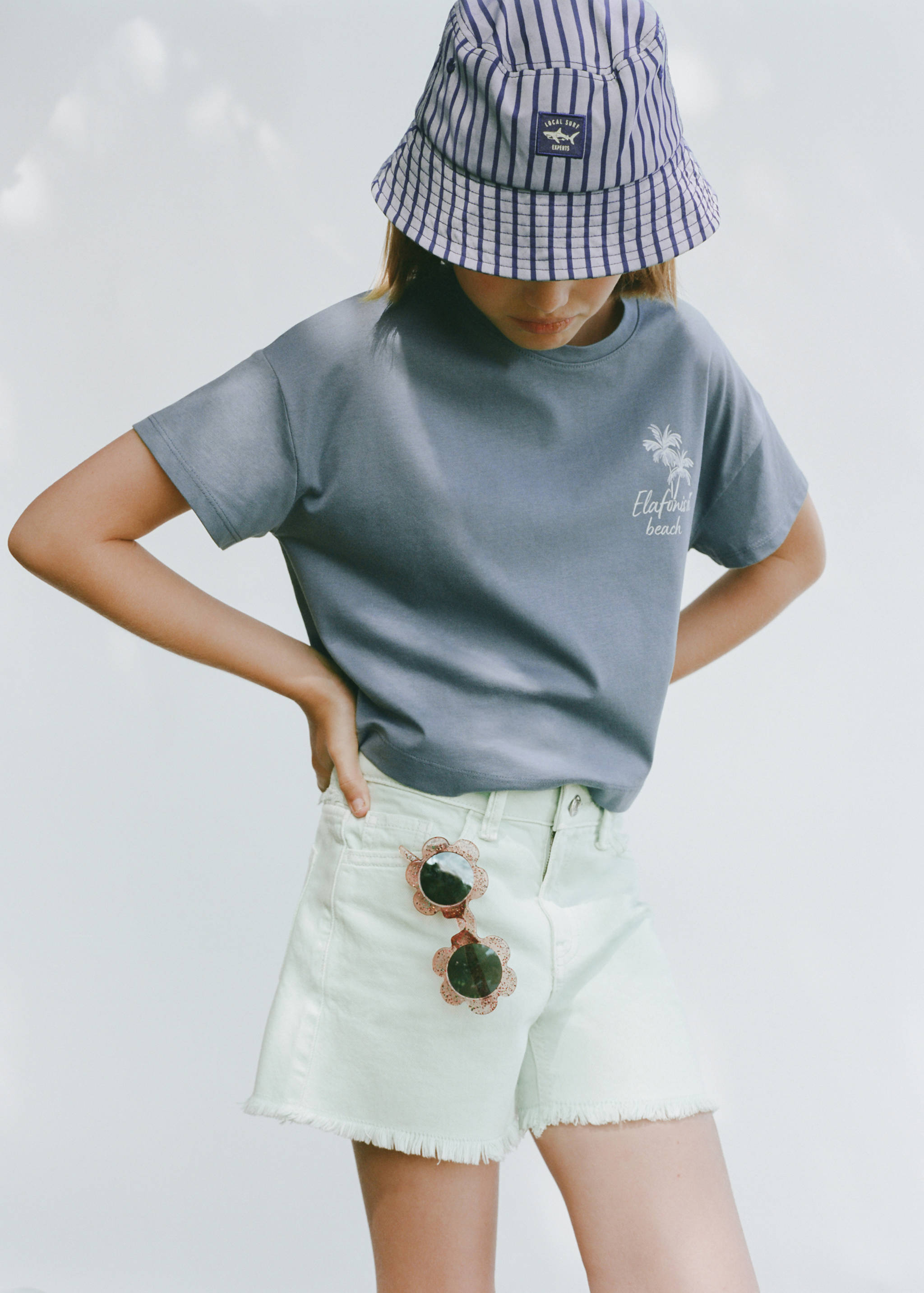 Denim shorts with frayed hem - Details of the article 5