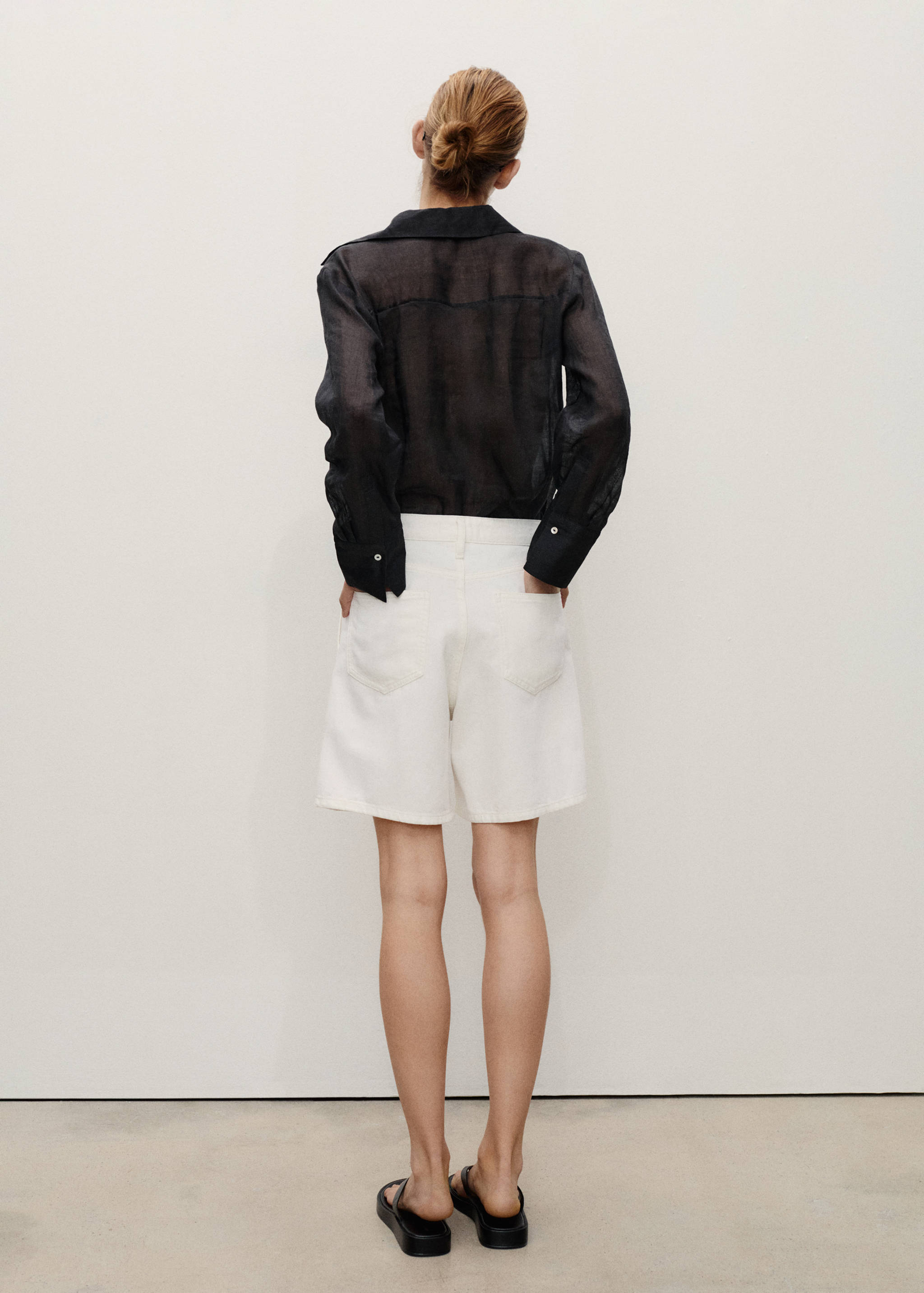 Mid-rise denim bermuda shorts with pleats - Reverse of the article