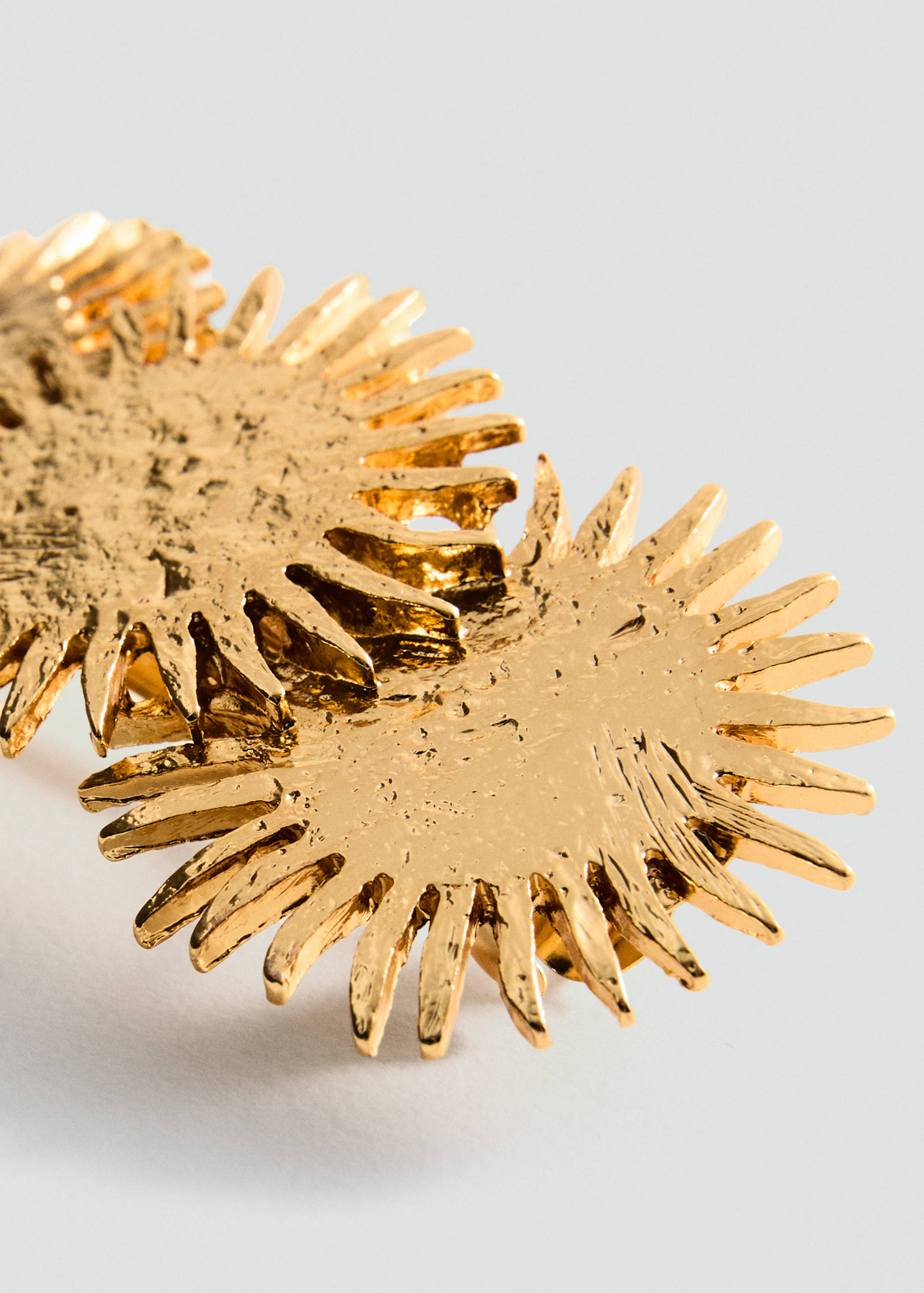 Metal pin with sun design - Details of the article 1