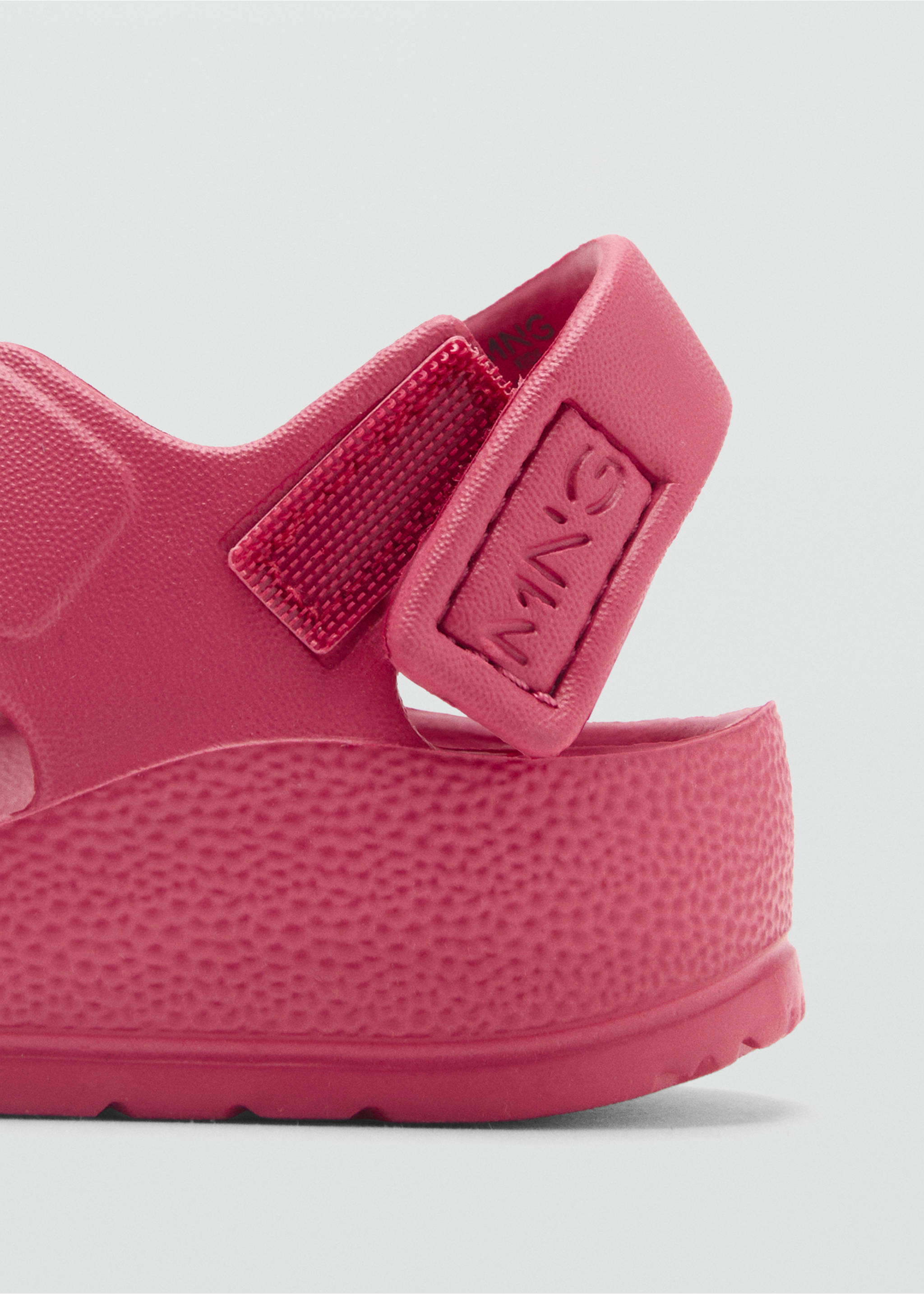 Sandalia tiras velcro - Detalle del artículo 1, Fresa. Ref: 87057710-00.