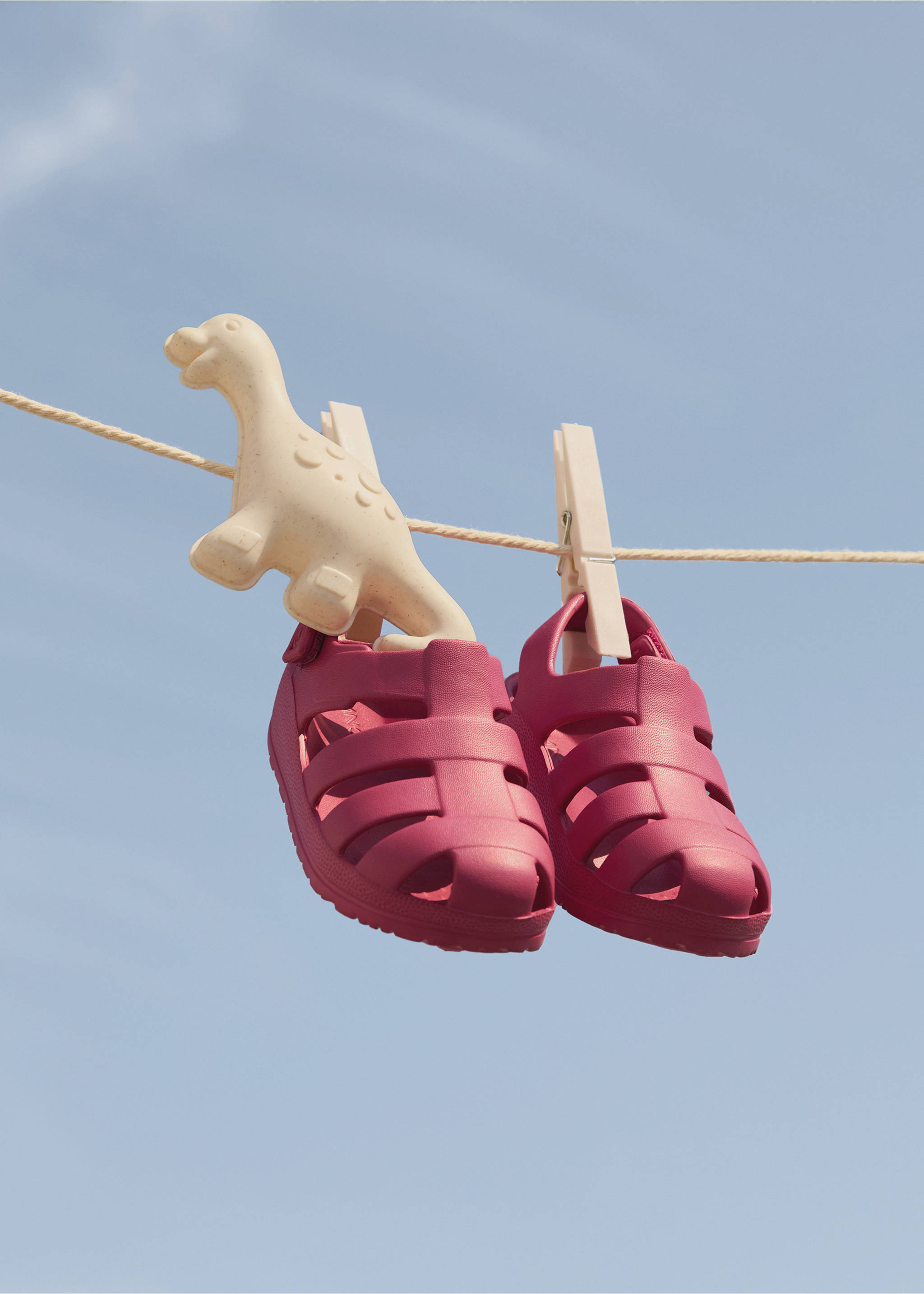 Sandalia tiras velcro - Detalle del artículo 5, Fresa. Ref: 87057710-00.