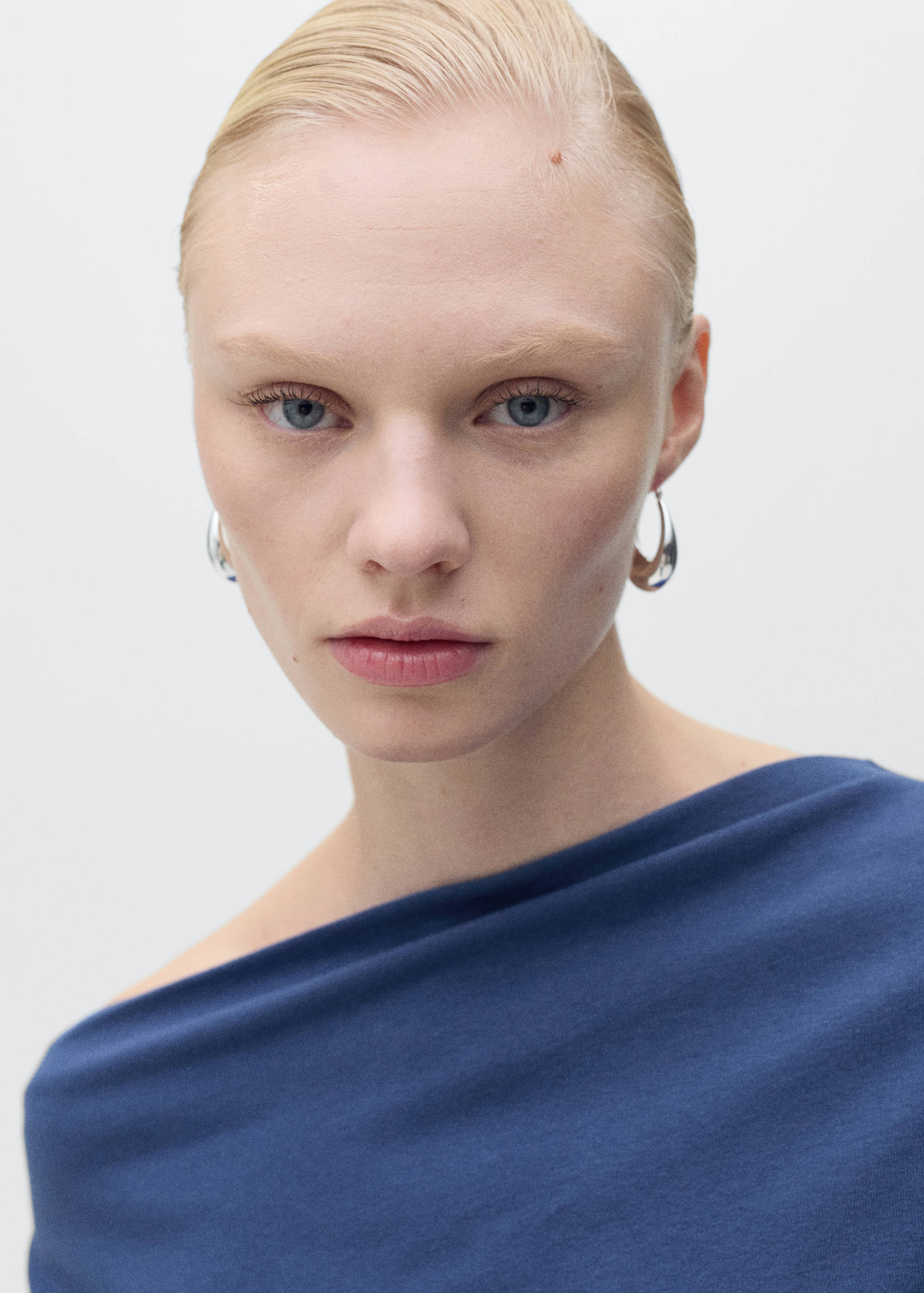 Too assimétrico e drapeado - Pormenor do artigo 1