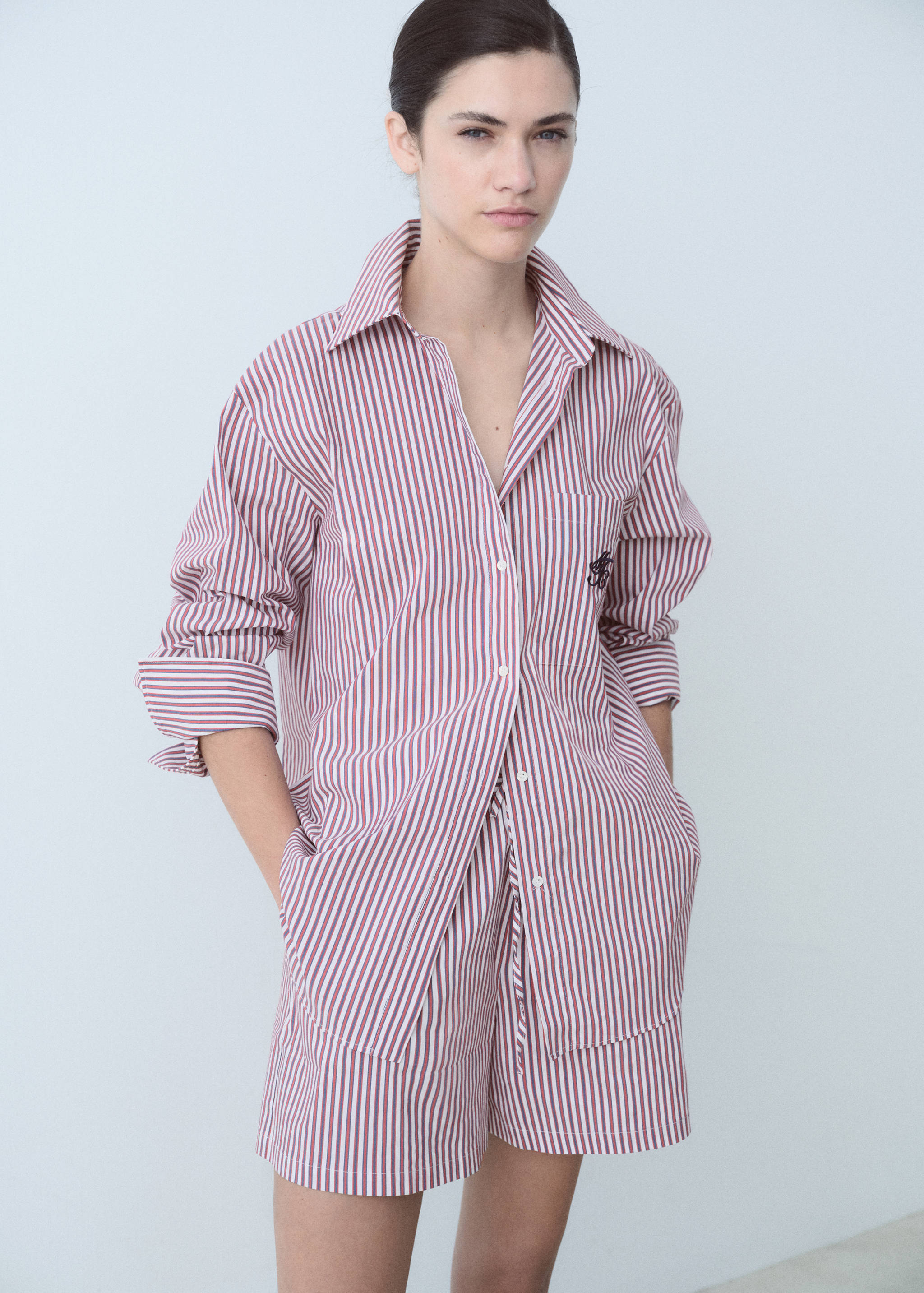 Camisa popelín rayas mensaje bordado - Plano medio