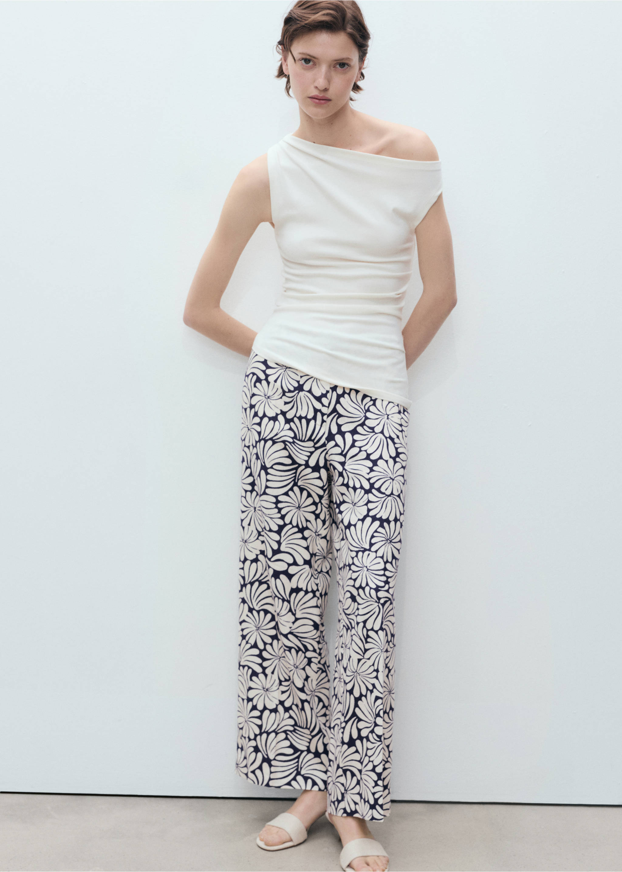 Floral linen trousers - Details of the article 2, Ecru. Ref: 87058646-00.
