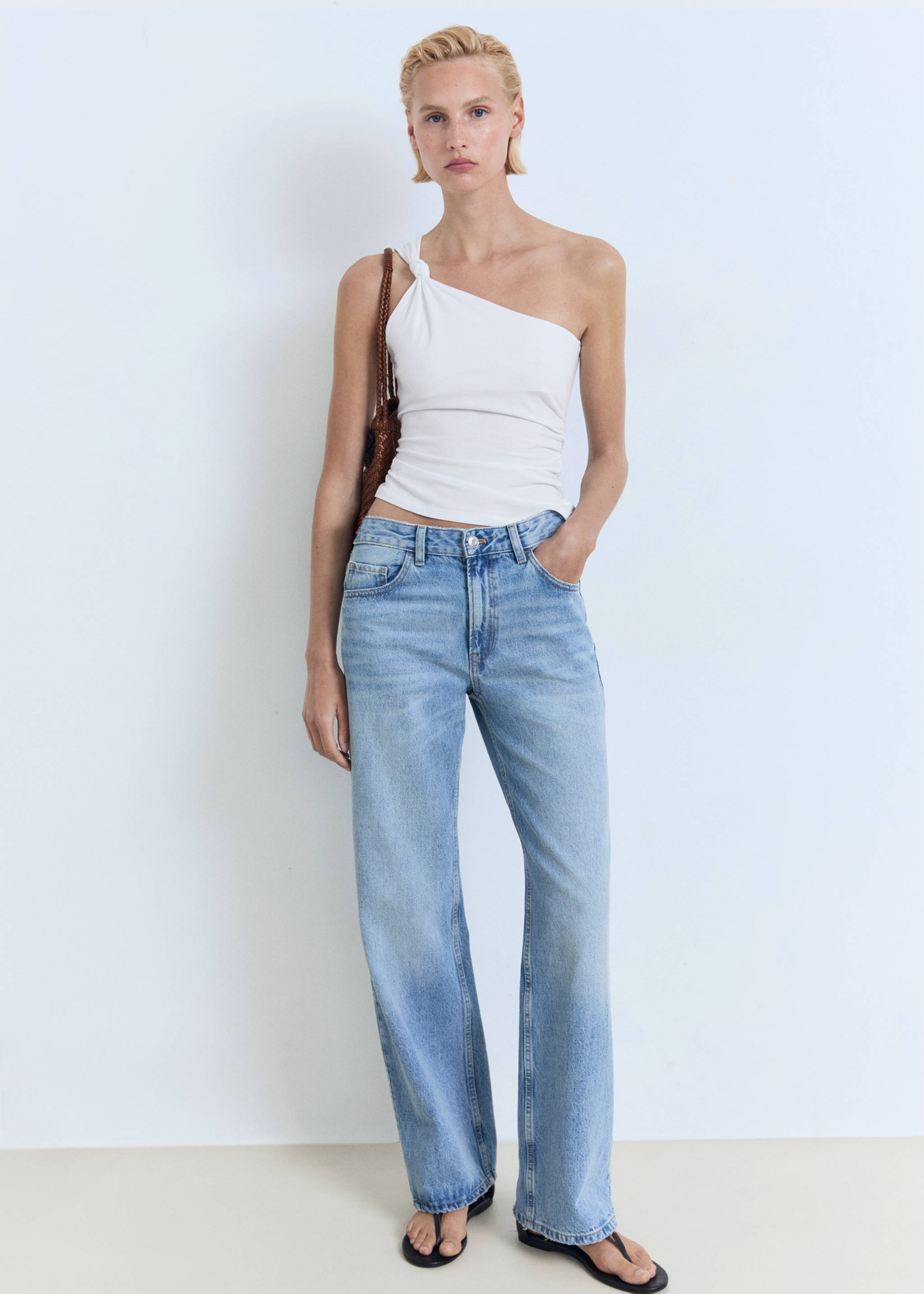 Top assimétrico com pormenor de nó - Plano geral