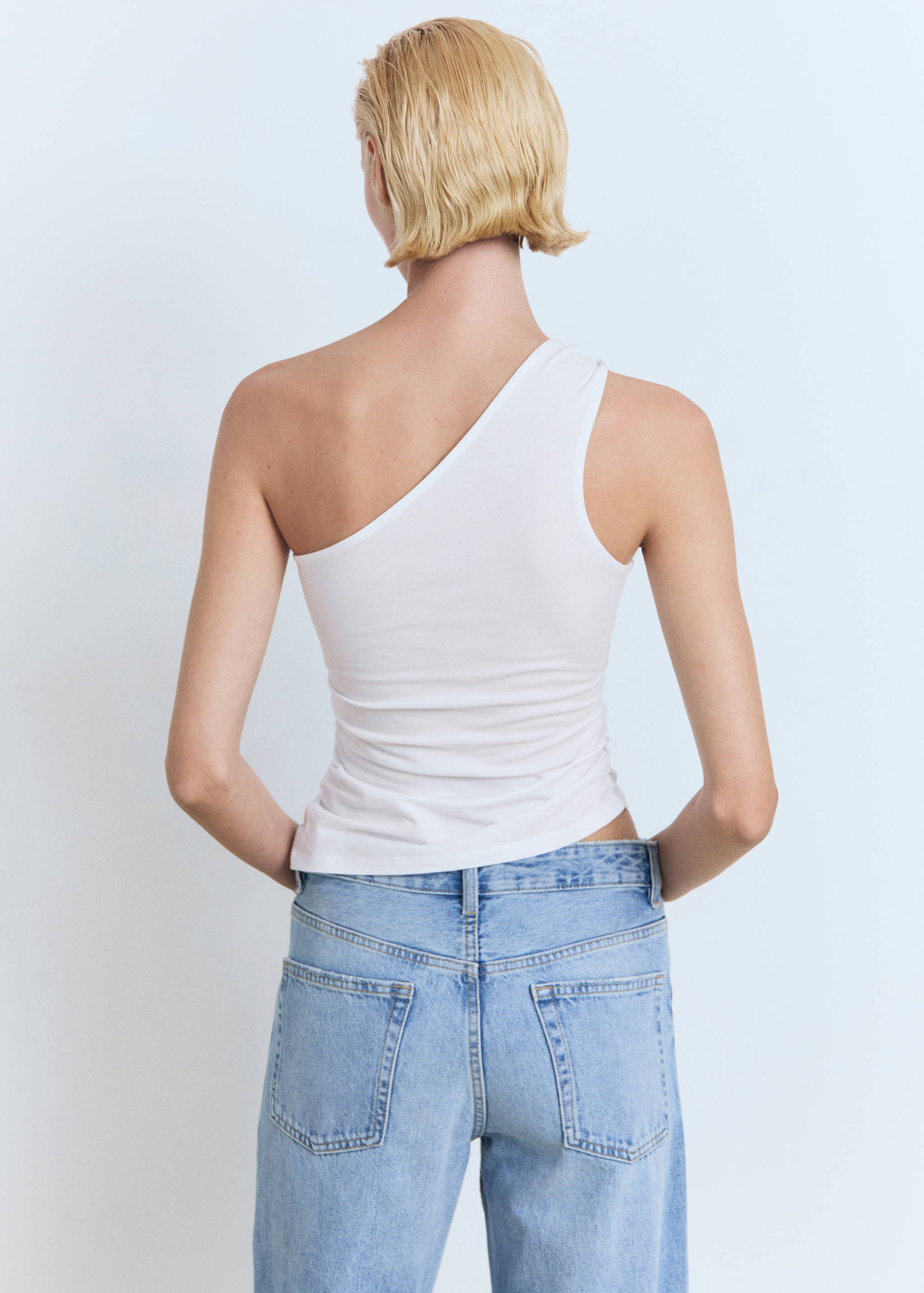 Top assimétrico com pormenor de nó - Verso do artigo