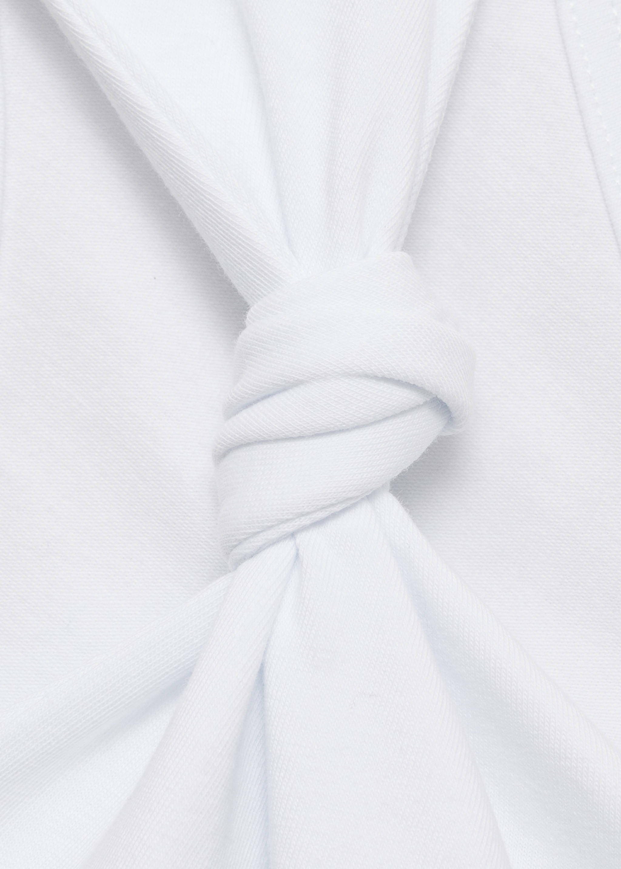 Top assimétrico com pormenor de nó - Pormenor do artigo 8