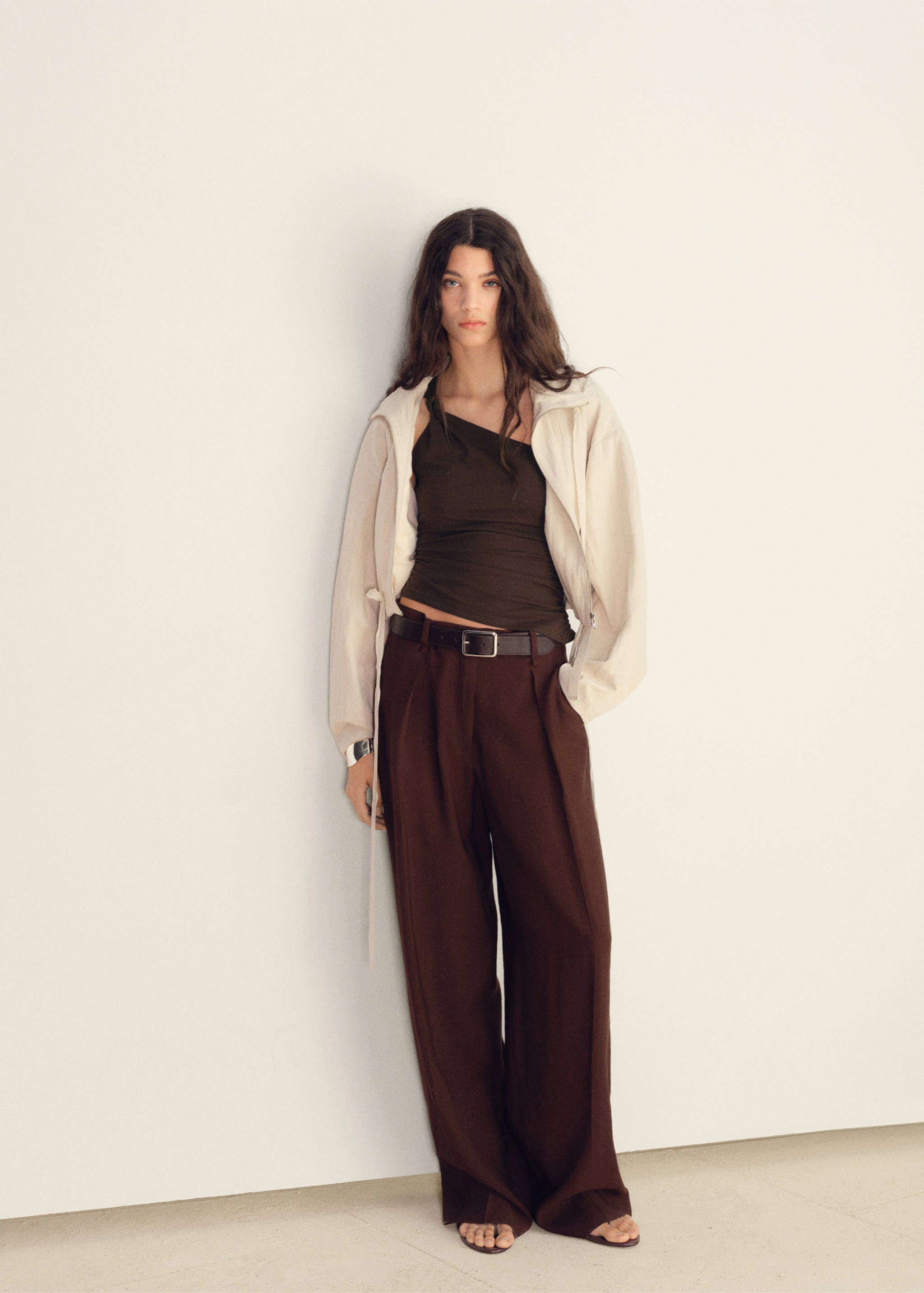 Top assimétrico com pormenor de nó - Plano geral