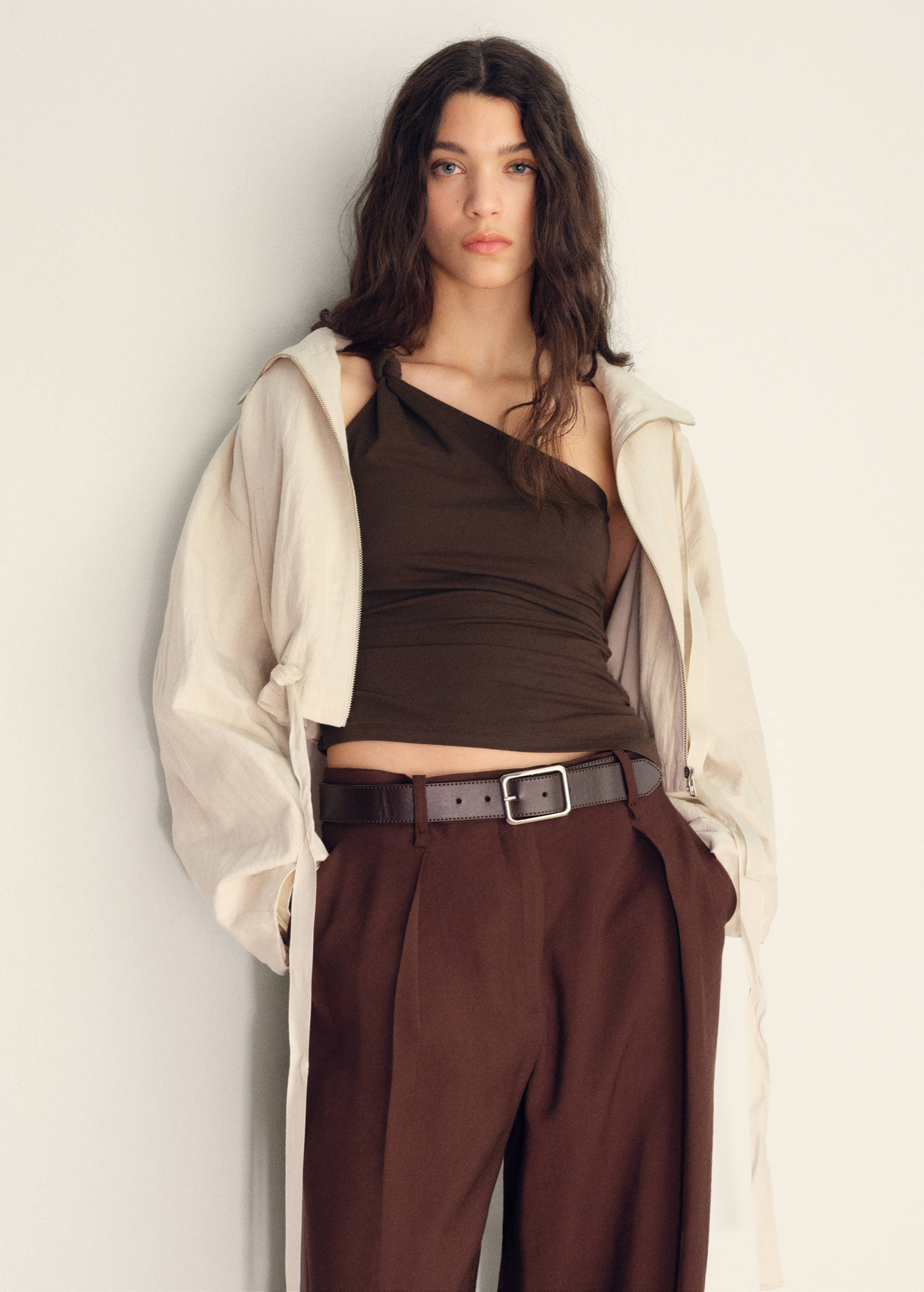 Top assimétrico com pormenor de nó - Plano médio