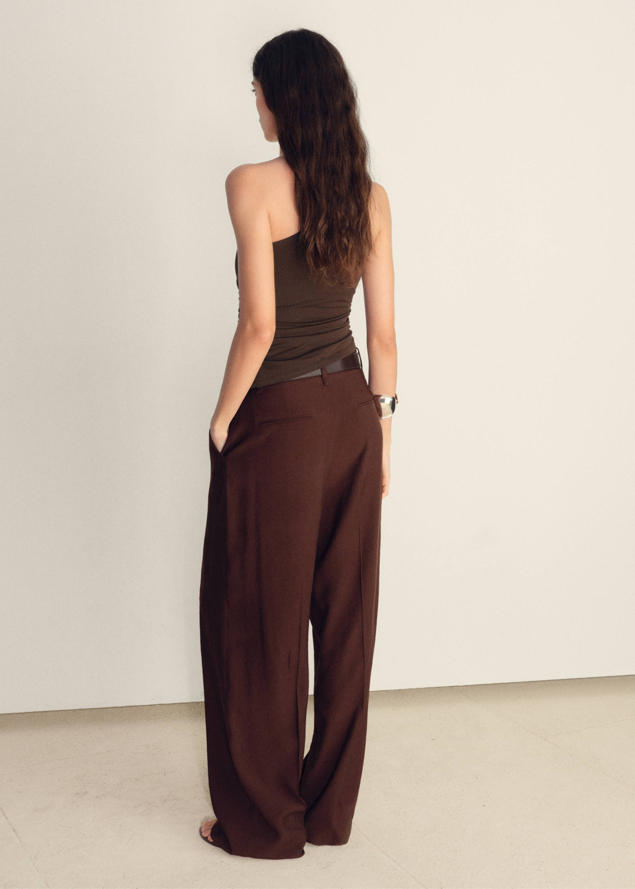 Top assimétrico com pormenor de nó - Verso do artigo