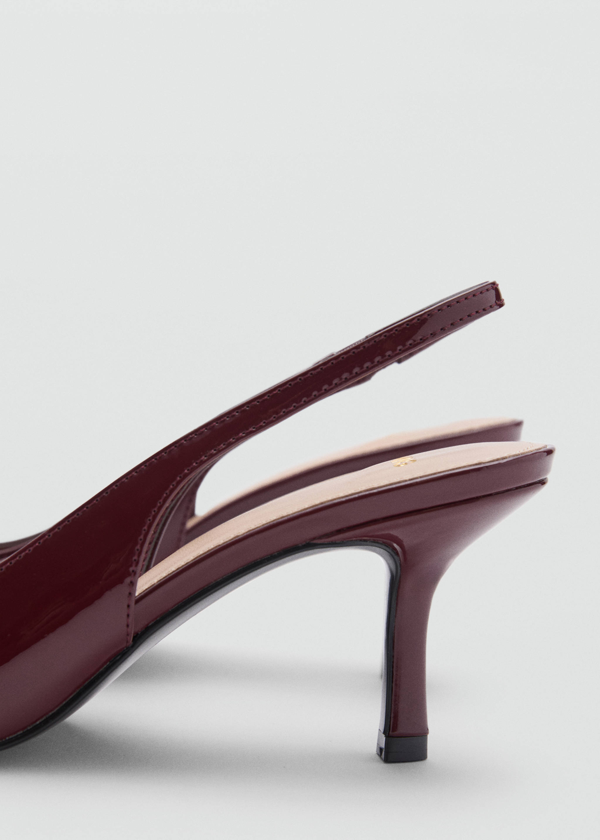 Patent-effect pointed-toe shoes - Details of the article 1