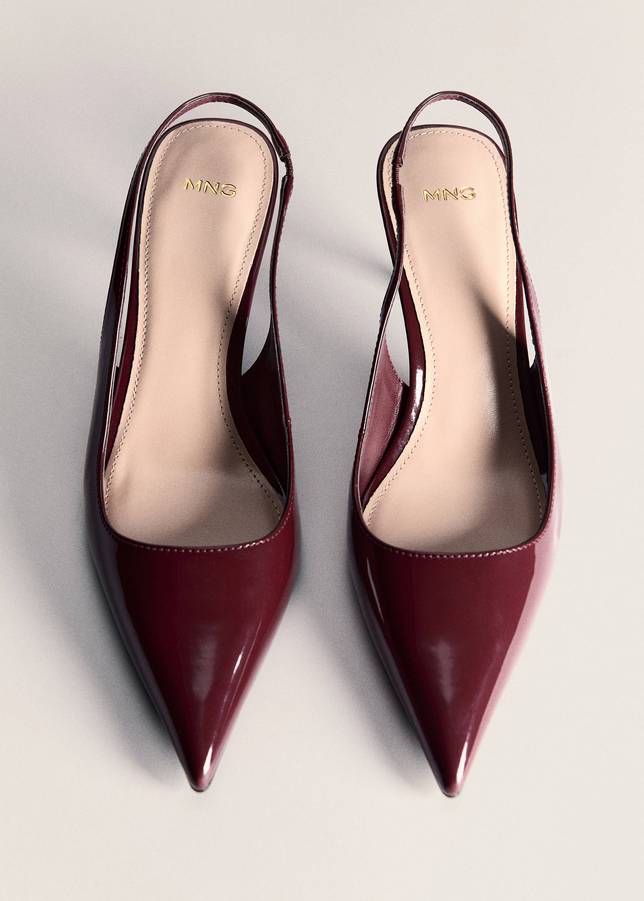 Patent-effect pointed-toe shoes - Details of the article 5