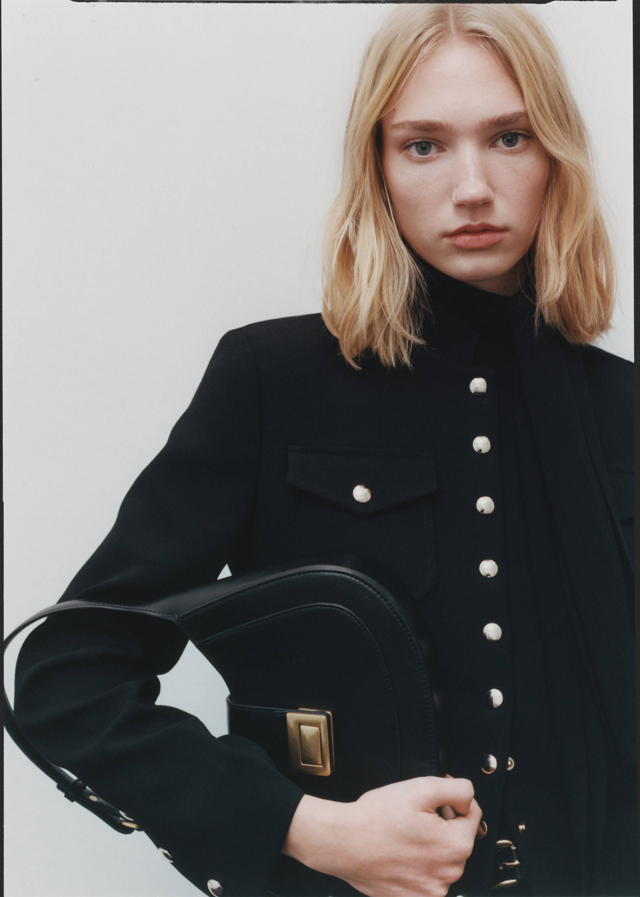 Shoulder bag with metal closure - General plane