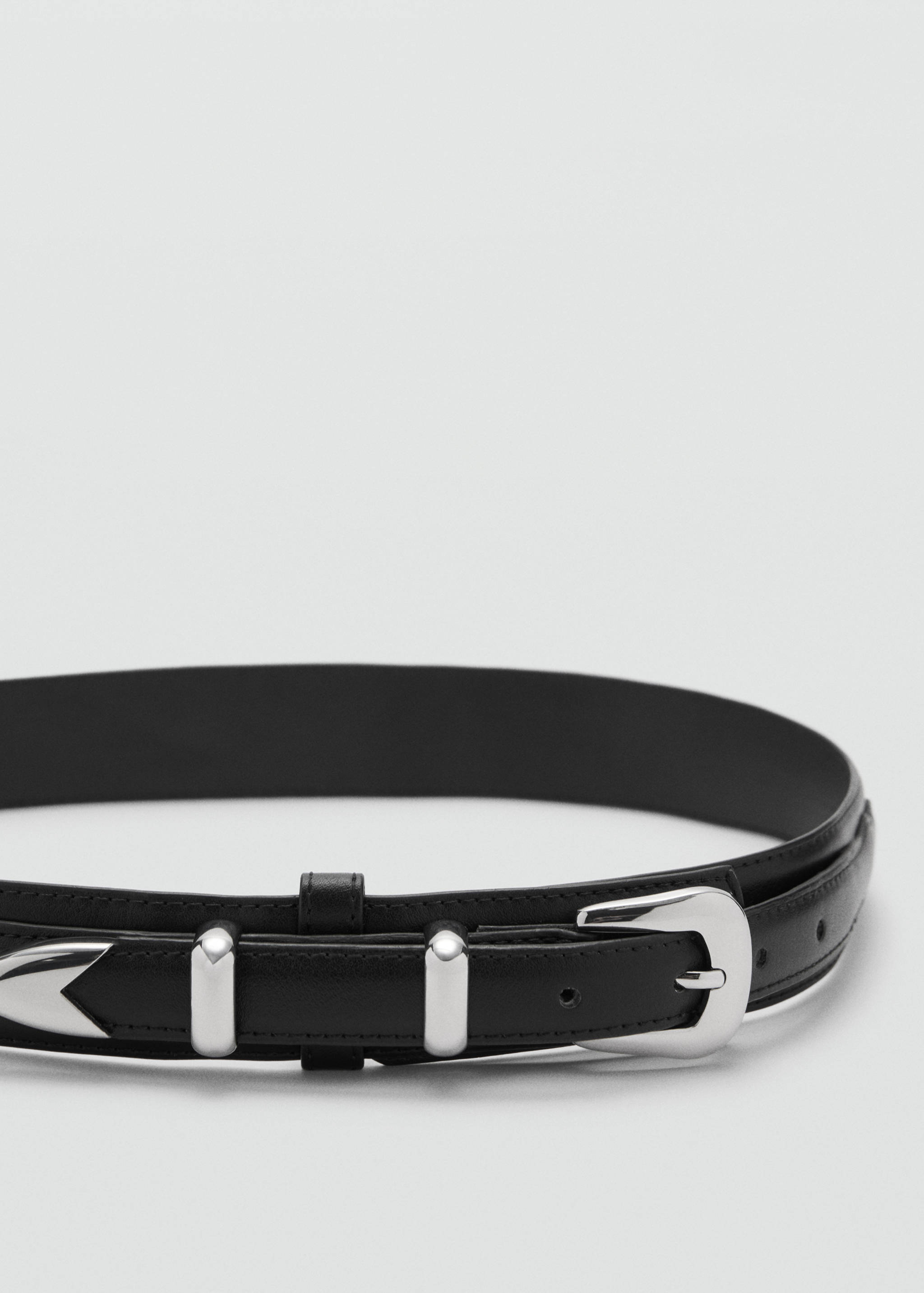 Cinto com efeito de pele e fivela - Plano médio