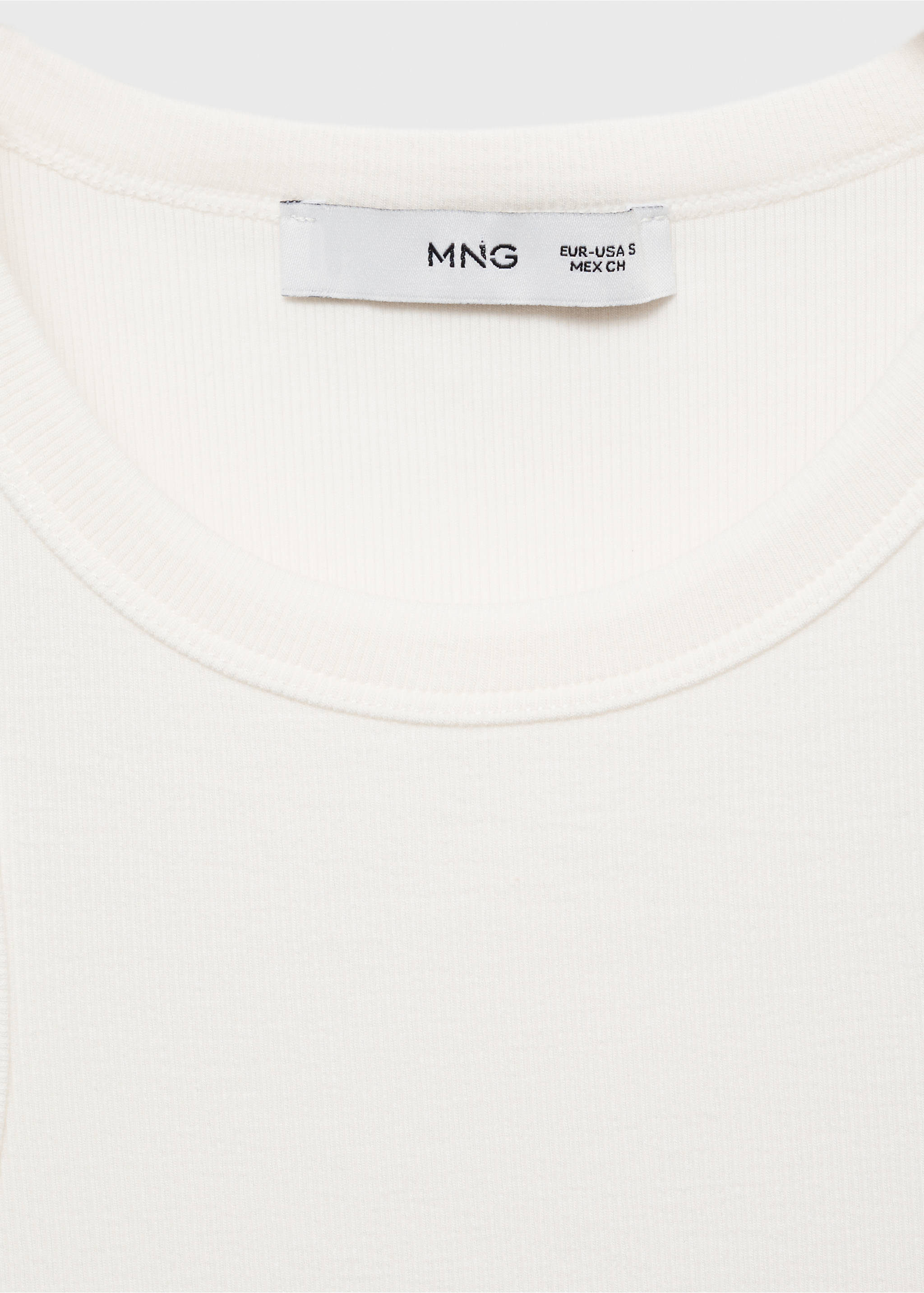 Close-up of the neckline and brand label of a white ribbed top., White. Ref: 87060433-00.
