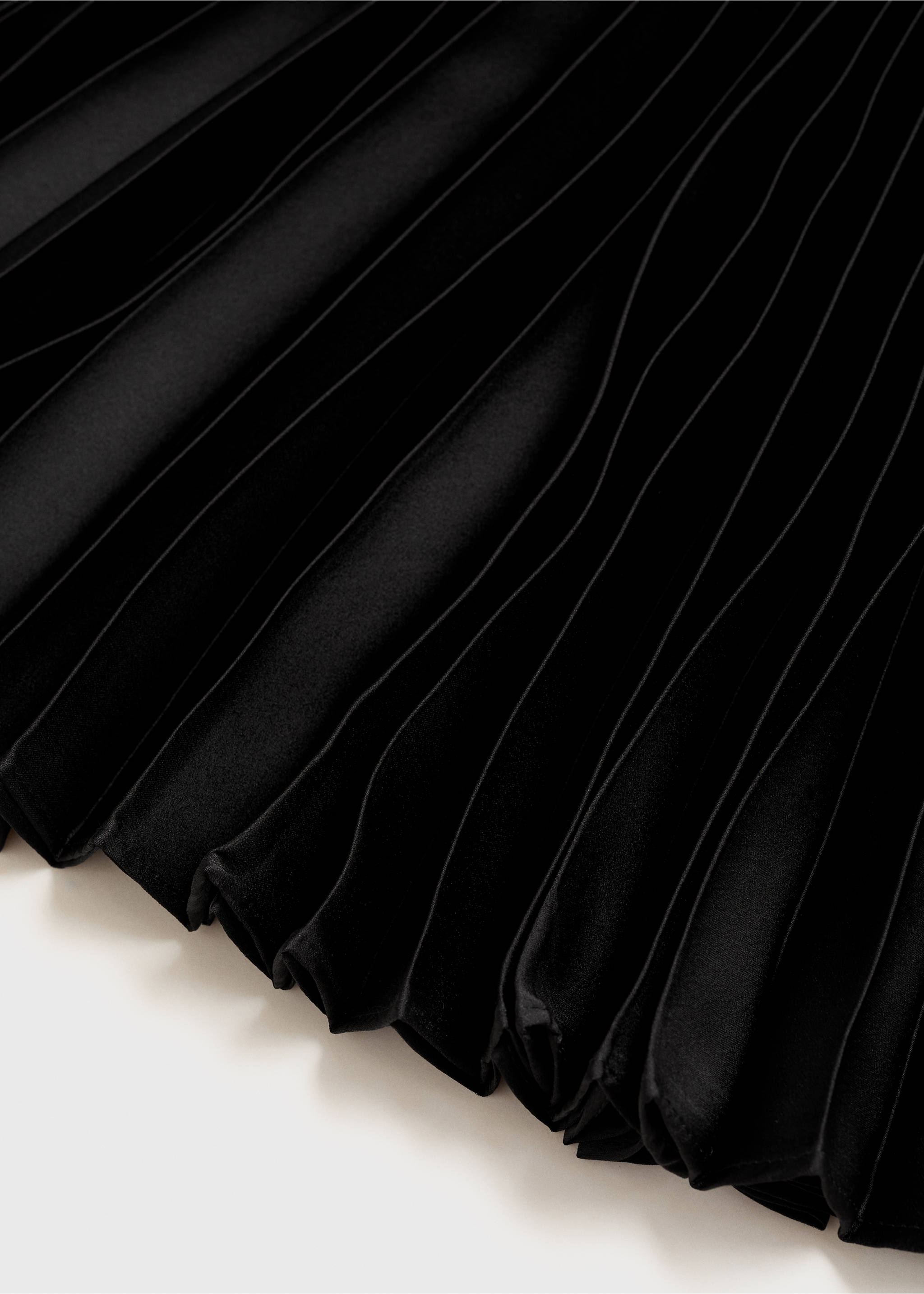 Straight pleated skirt - Details of the article 0, Black. Ref: 87060447-00.