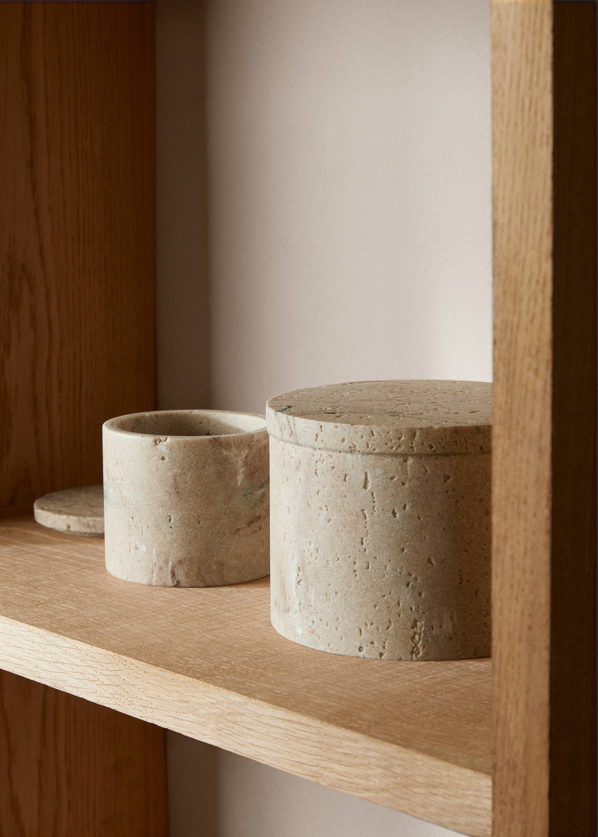 Medium marble-effect resin bottle - General plane