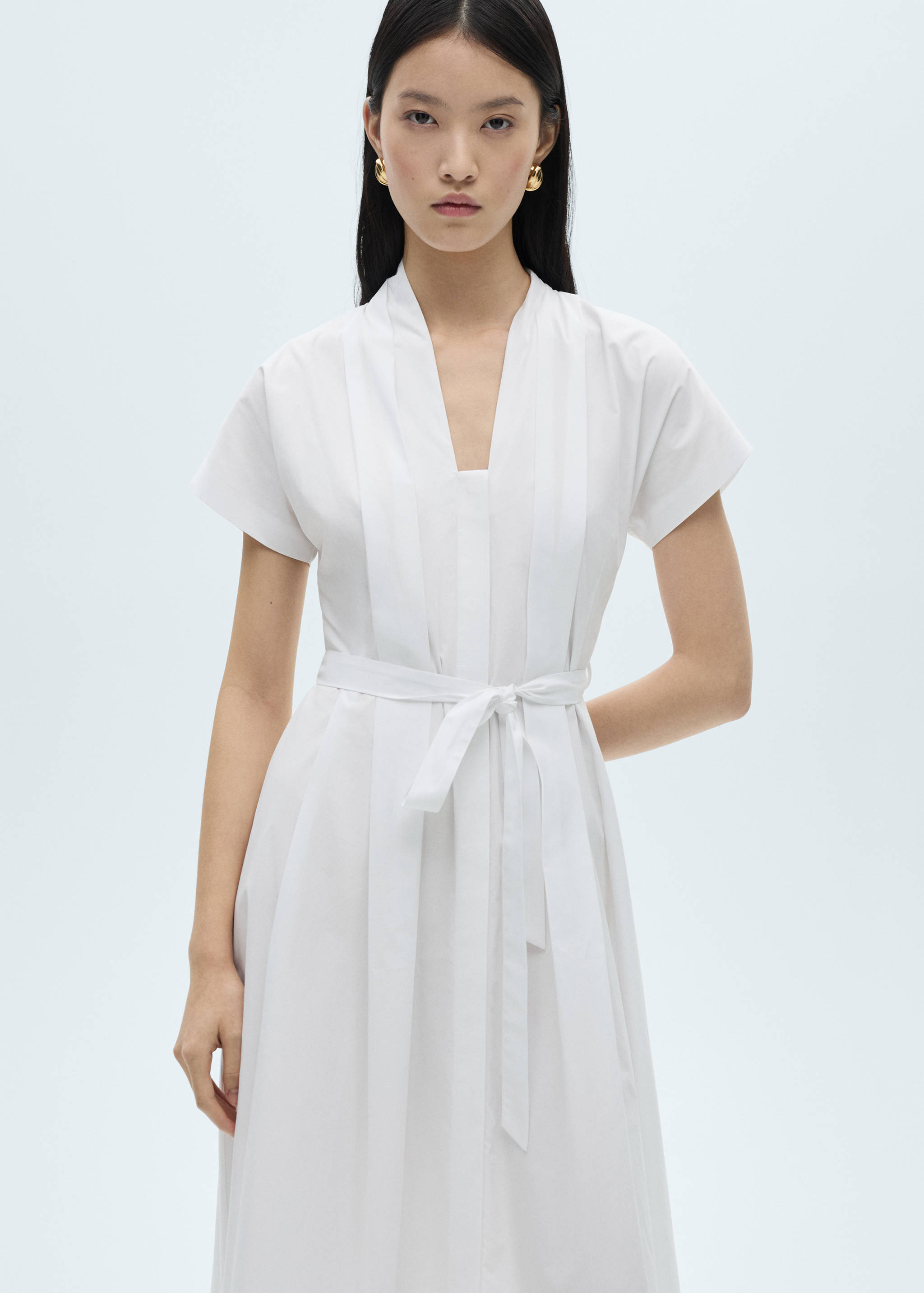 Robe plissée nœud - Plan moyen