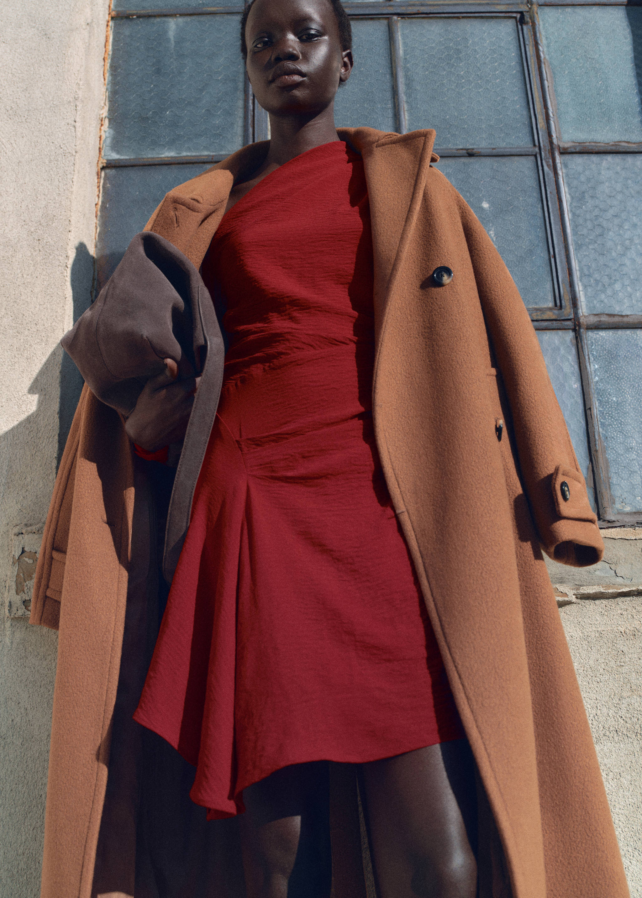 Vestido asimétrico drapeado - Plano medio