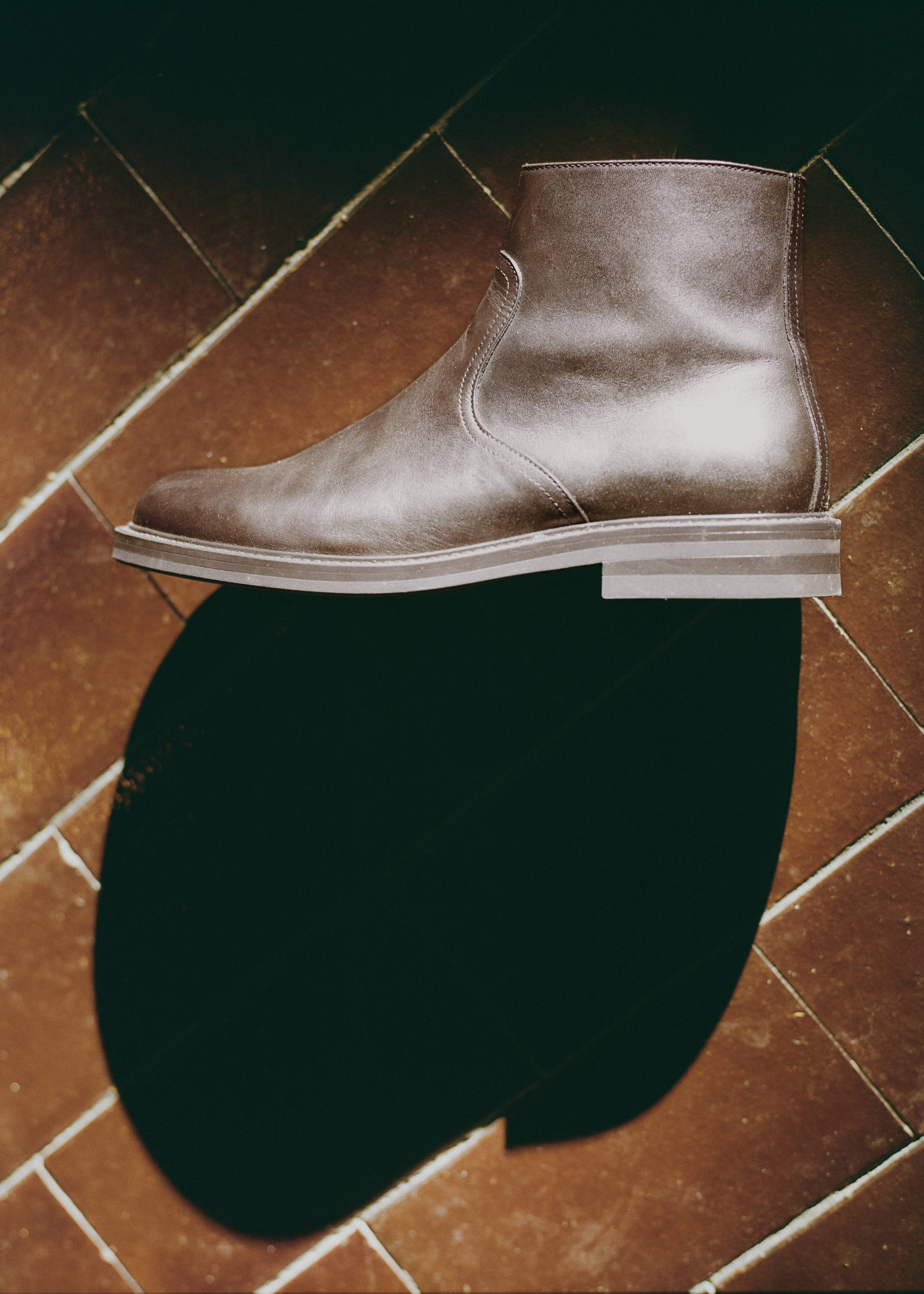 Botine din piele cu cataramă - Plan general