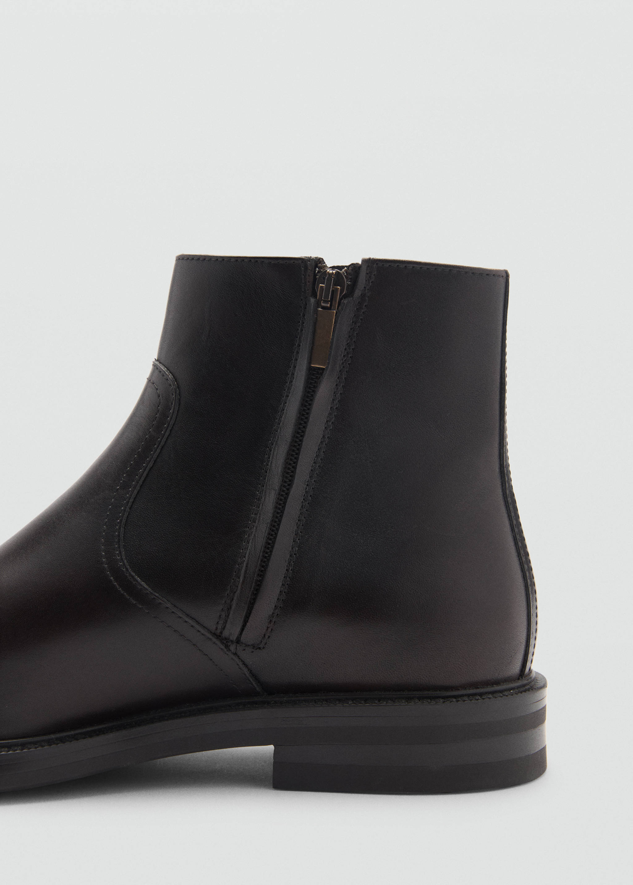 Zipped leather ankle boots - Details of the article 2