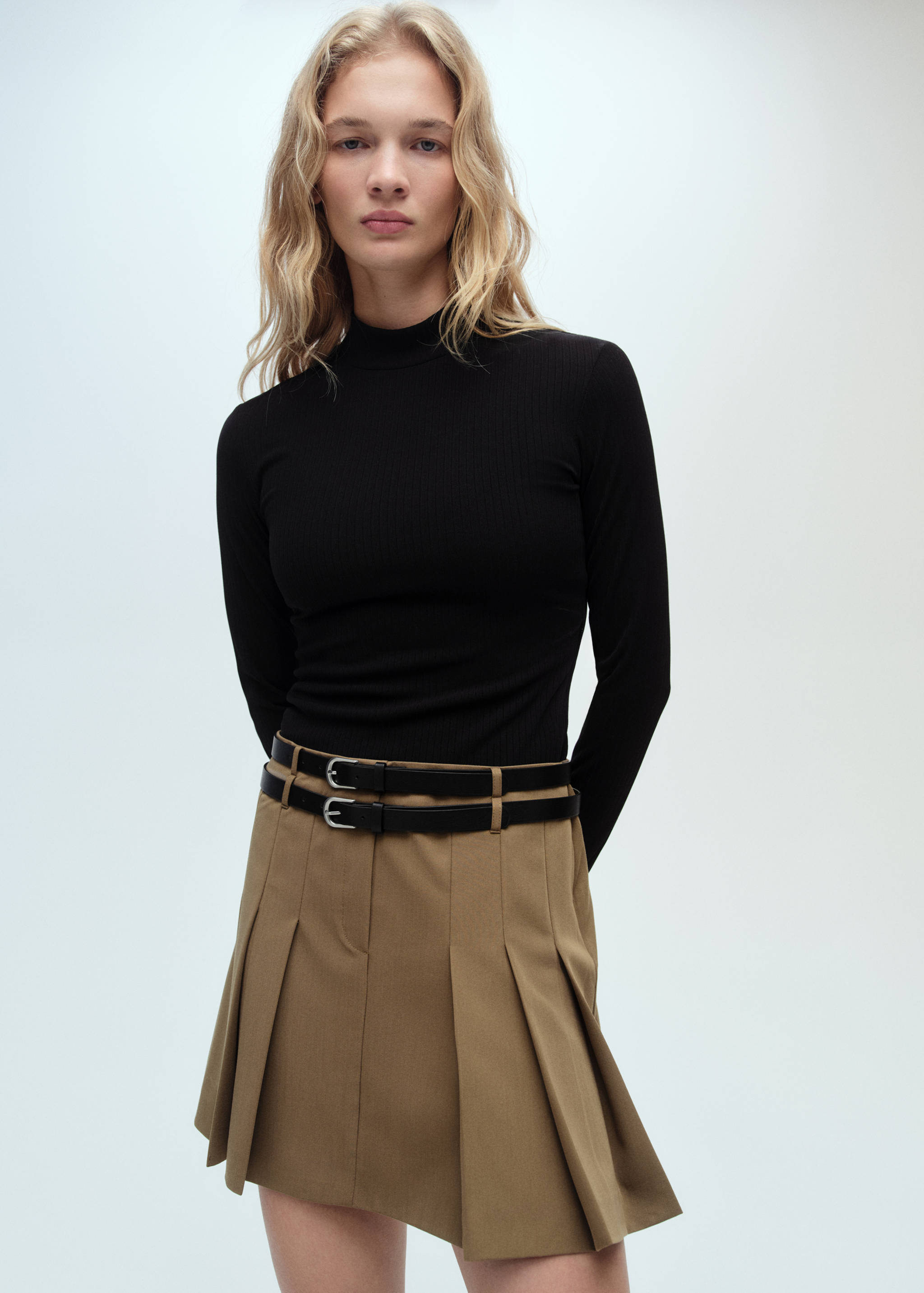 Dress with pleats and belt - Details of the article 1