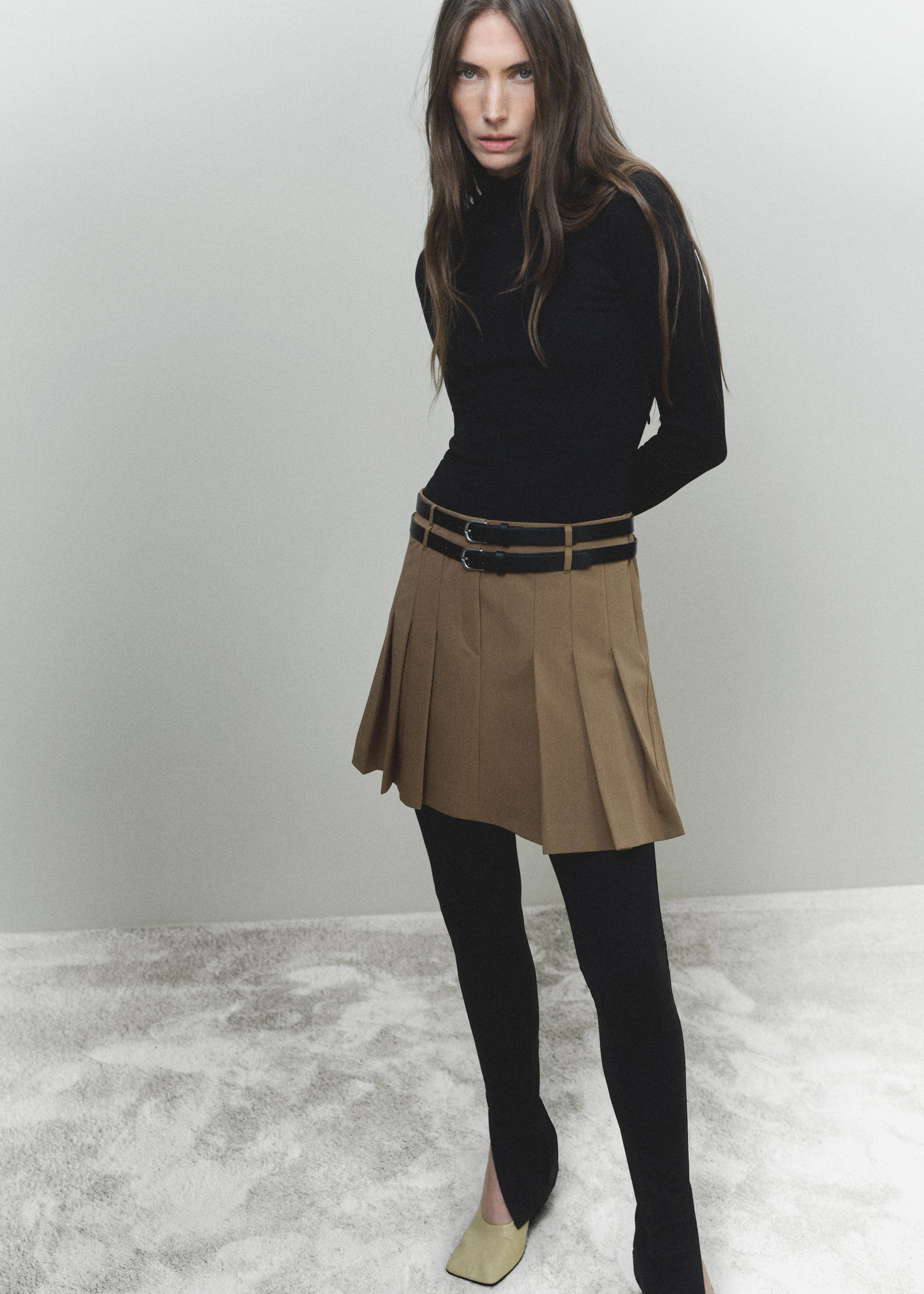 Dress with pleats and belt - Details of the article 6