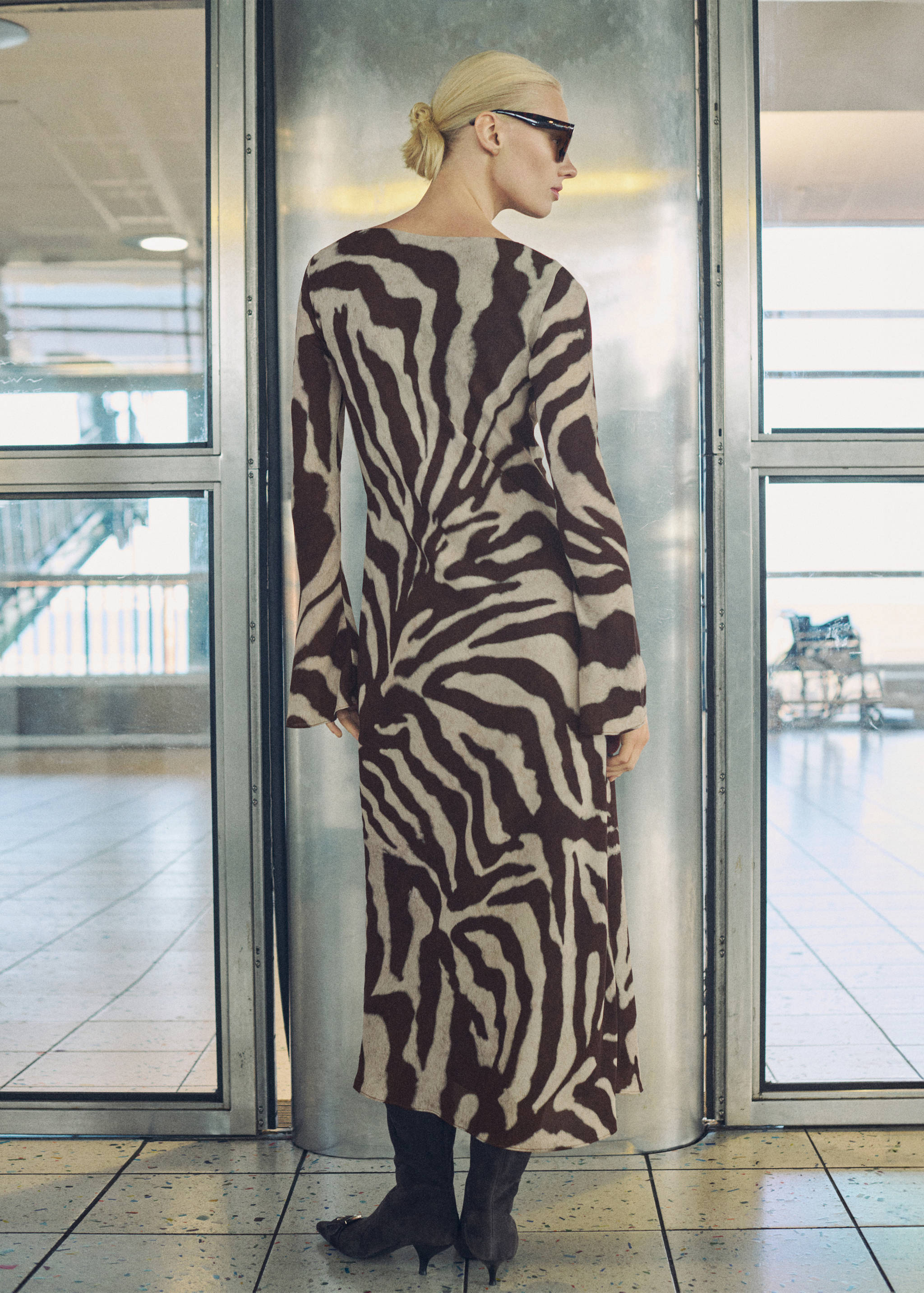 Zebra-print flared dress - Reverse of the article
