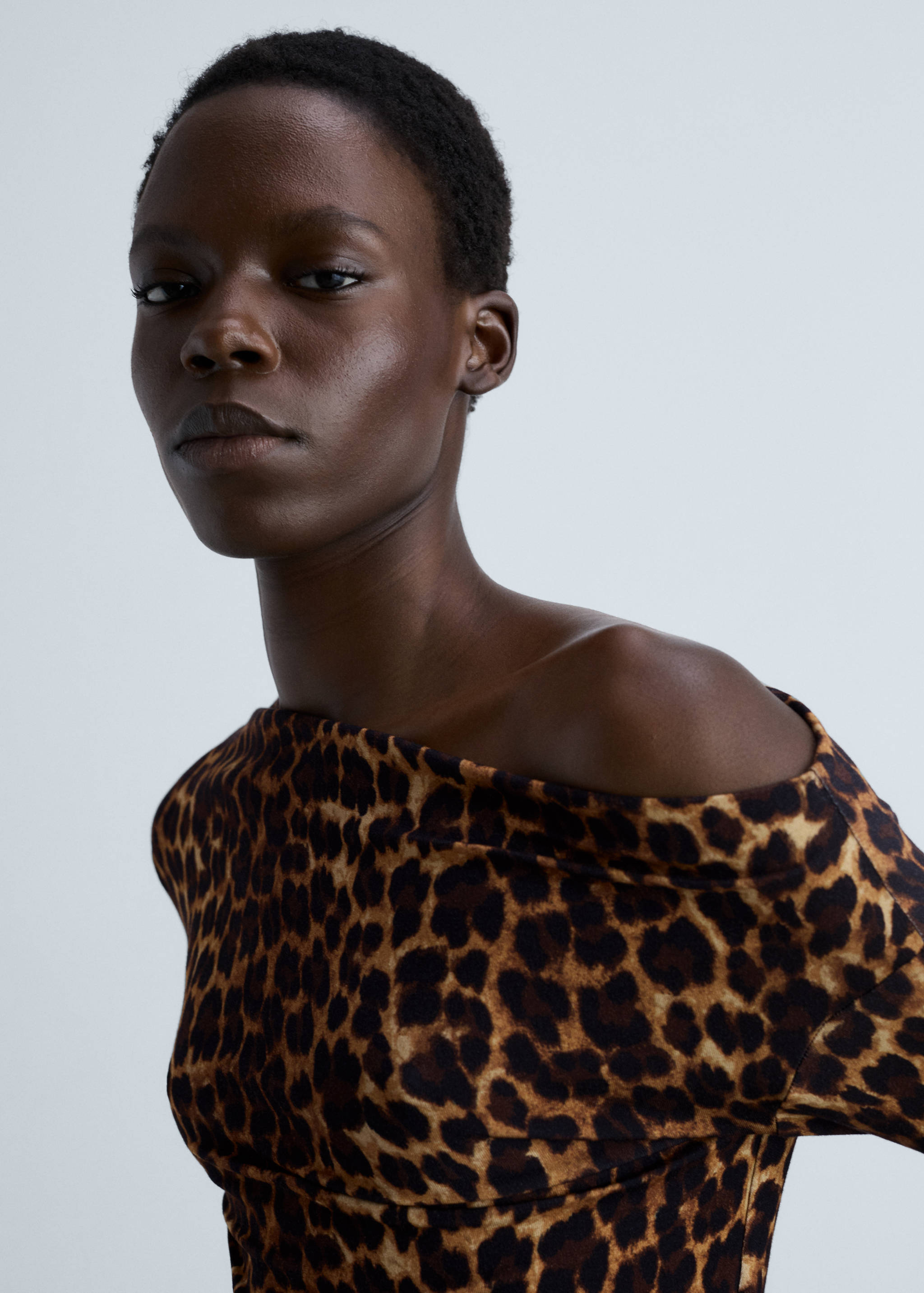 T-Shirt mit asymmetrischem Kragen und Animal Print - Detail des Artikels 1