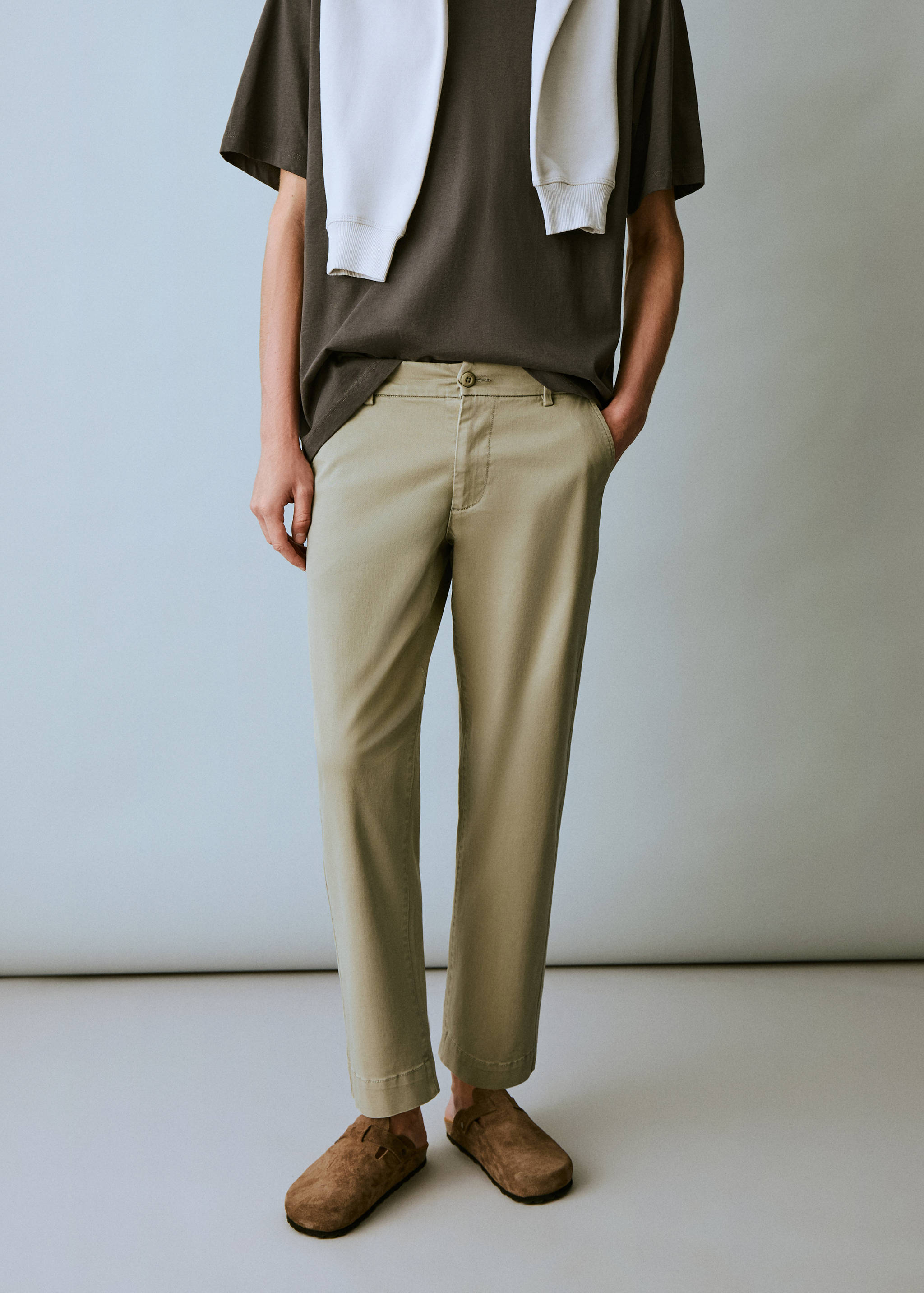 Chinobyxor straight fit - Bild av mittparti