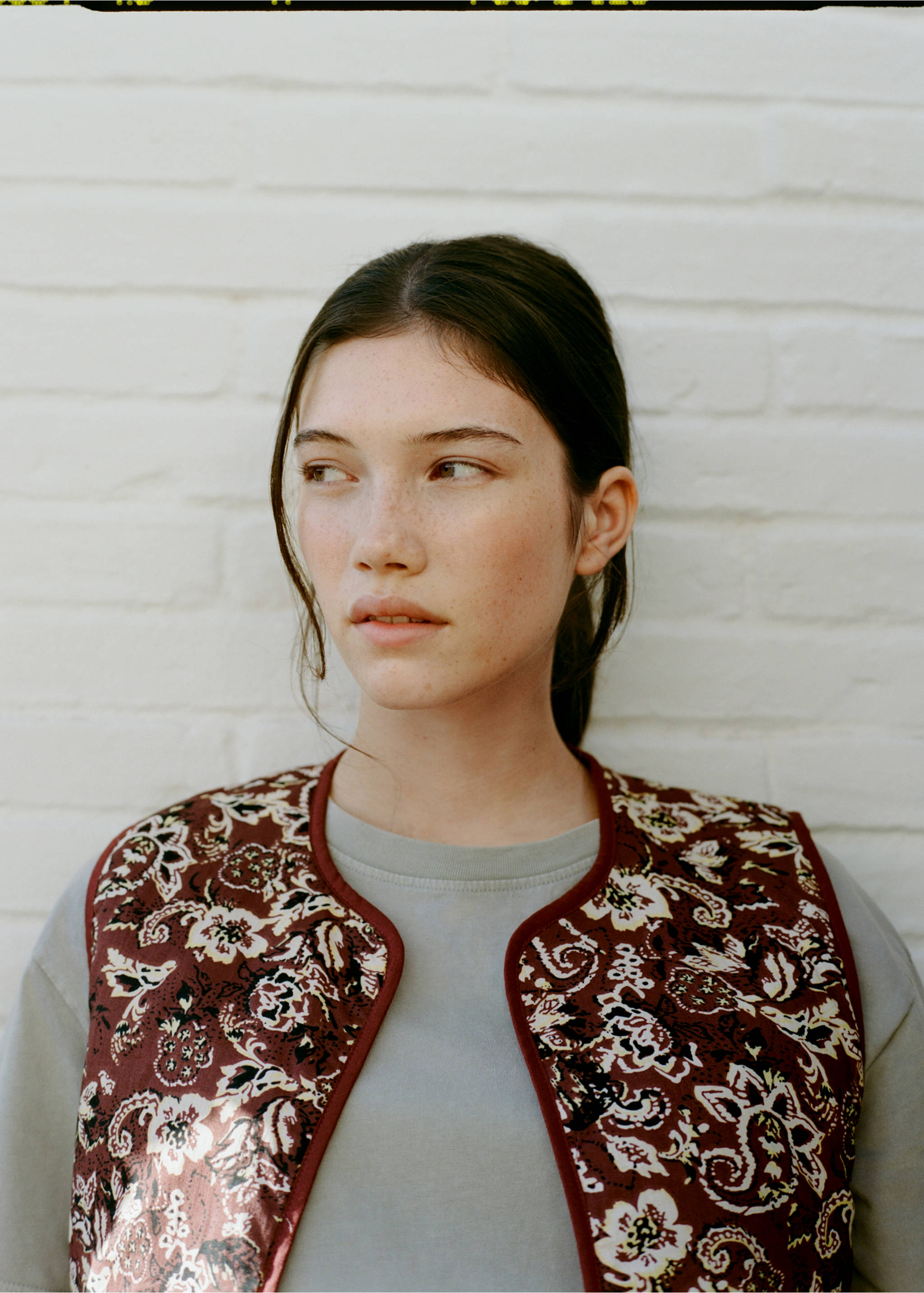 Cropped printed vest - Details of the article 5, Maroon. Ref: 87061513-00.
