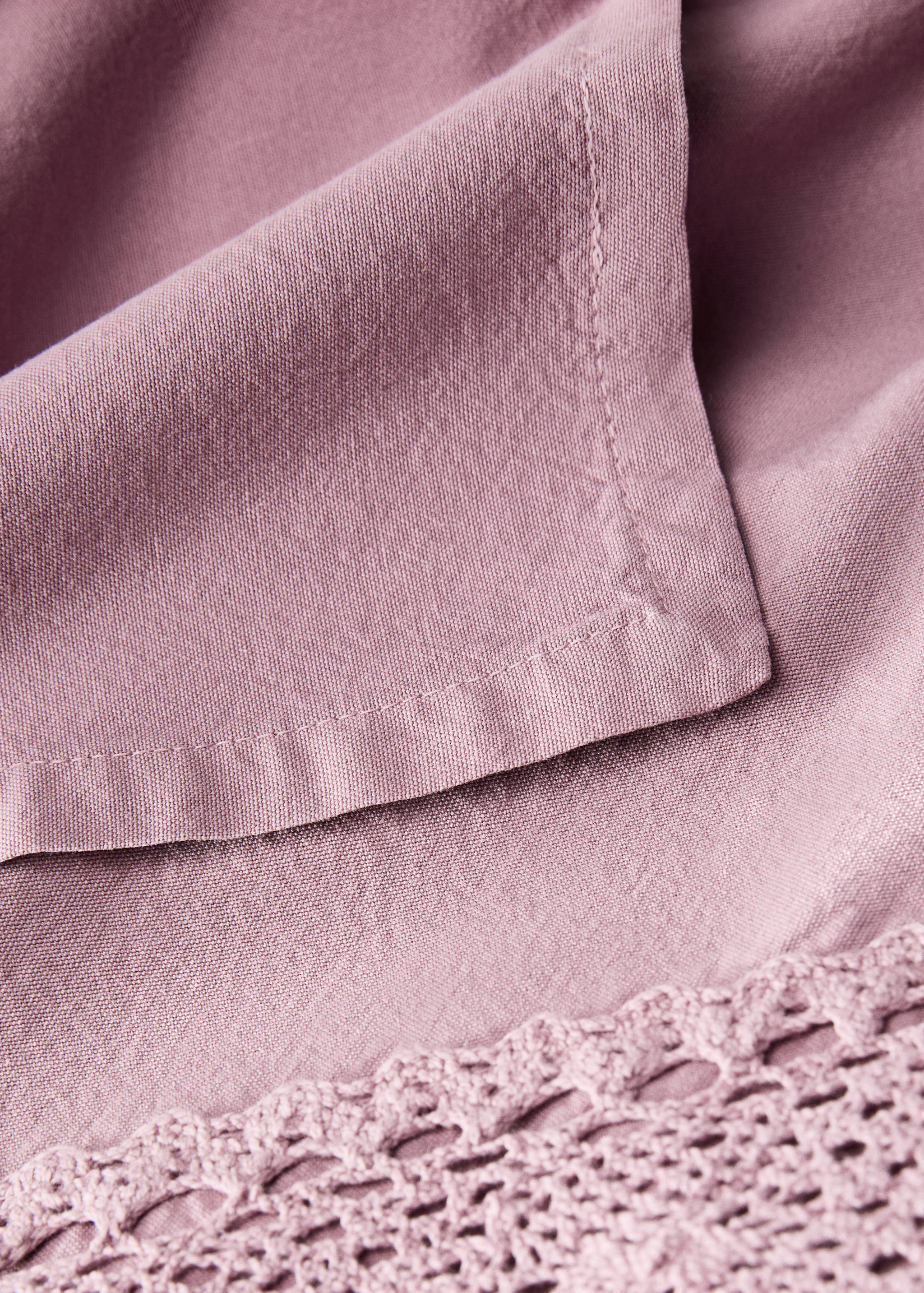 Cotton lace tablecloth for 6 to 8 diners - Details of the article 2