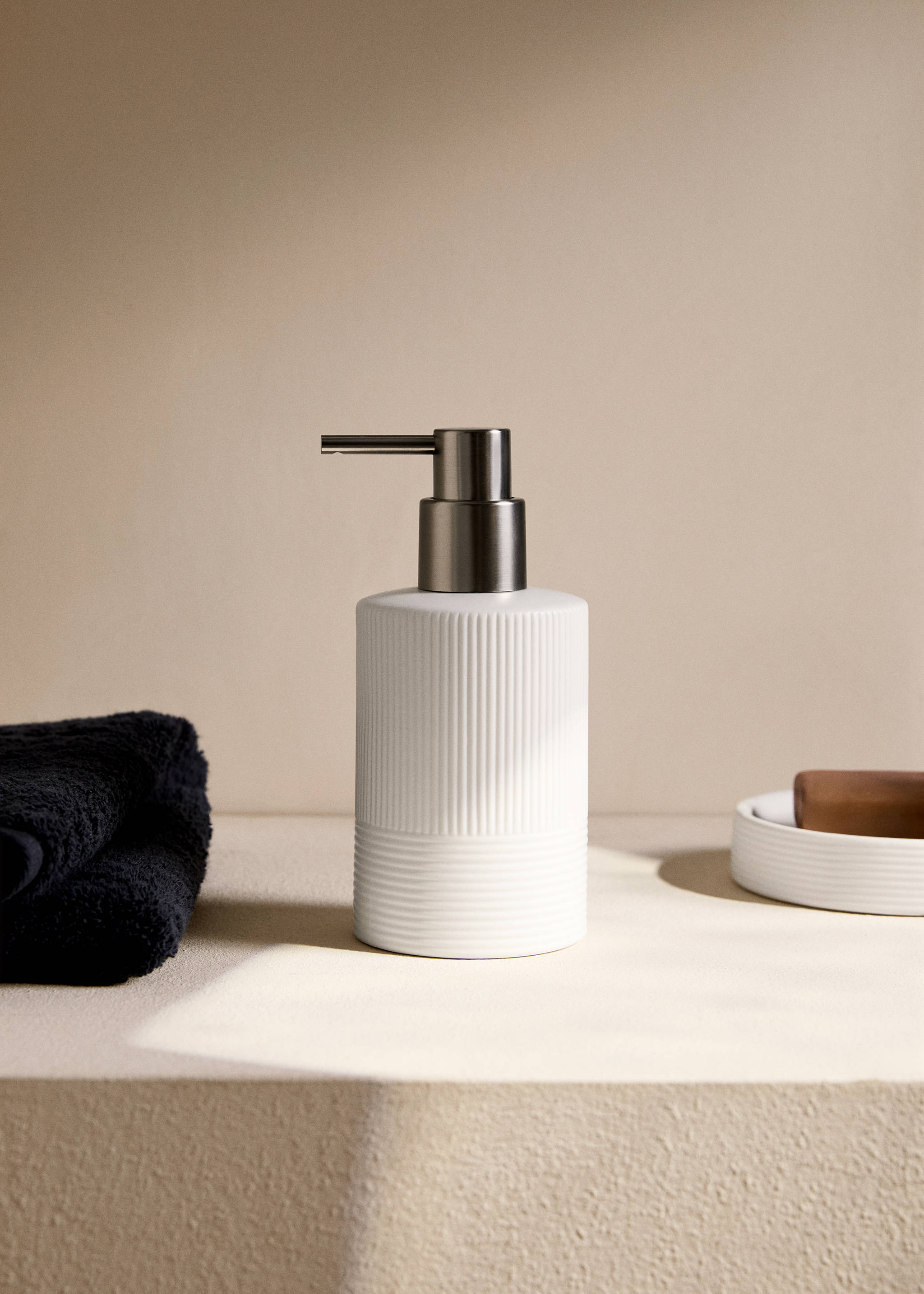 Stoneware soap dispenser with relief - General plane