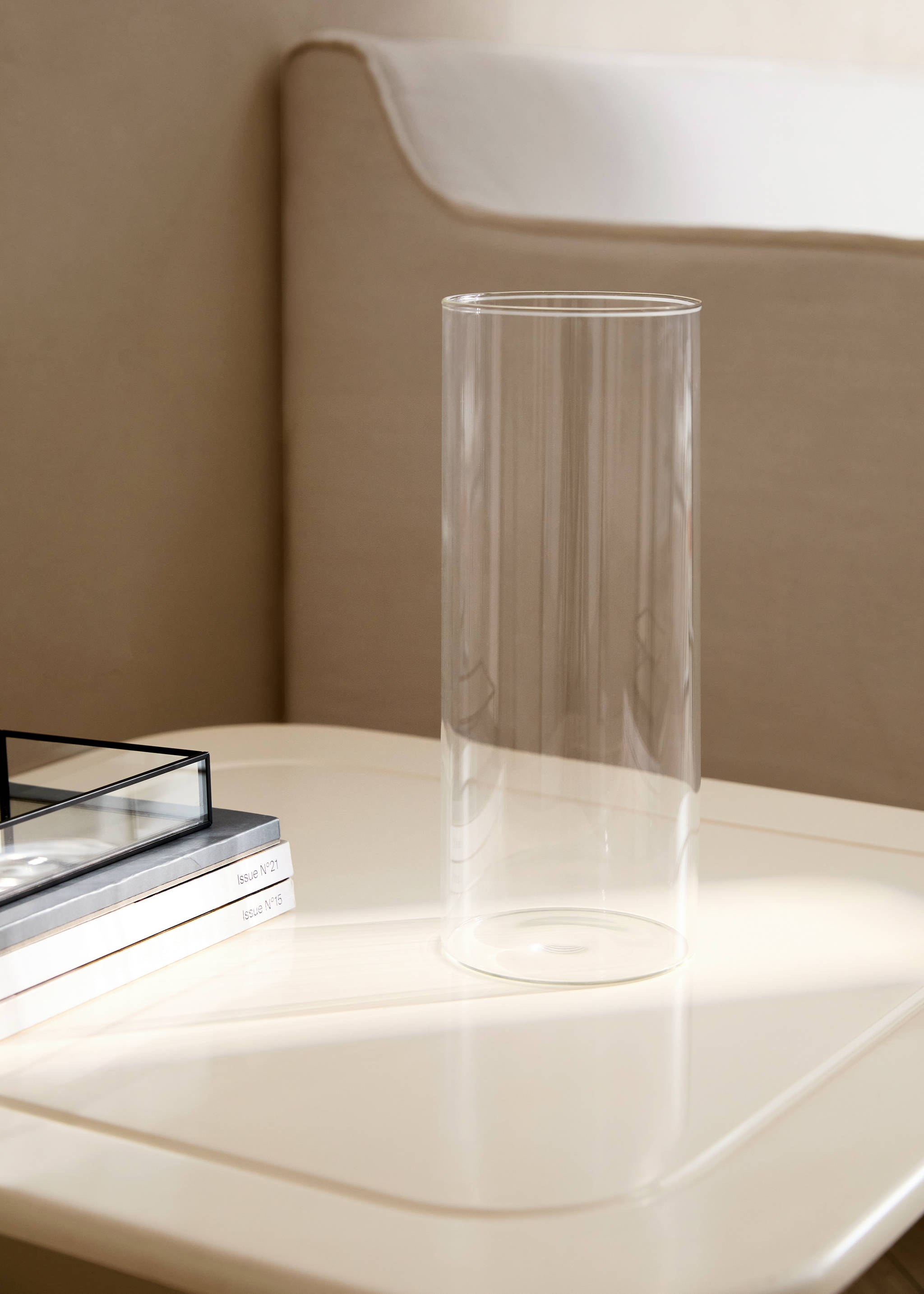 Large cylindrical borosilicate vase - General plane