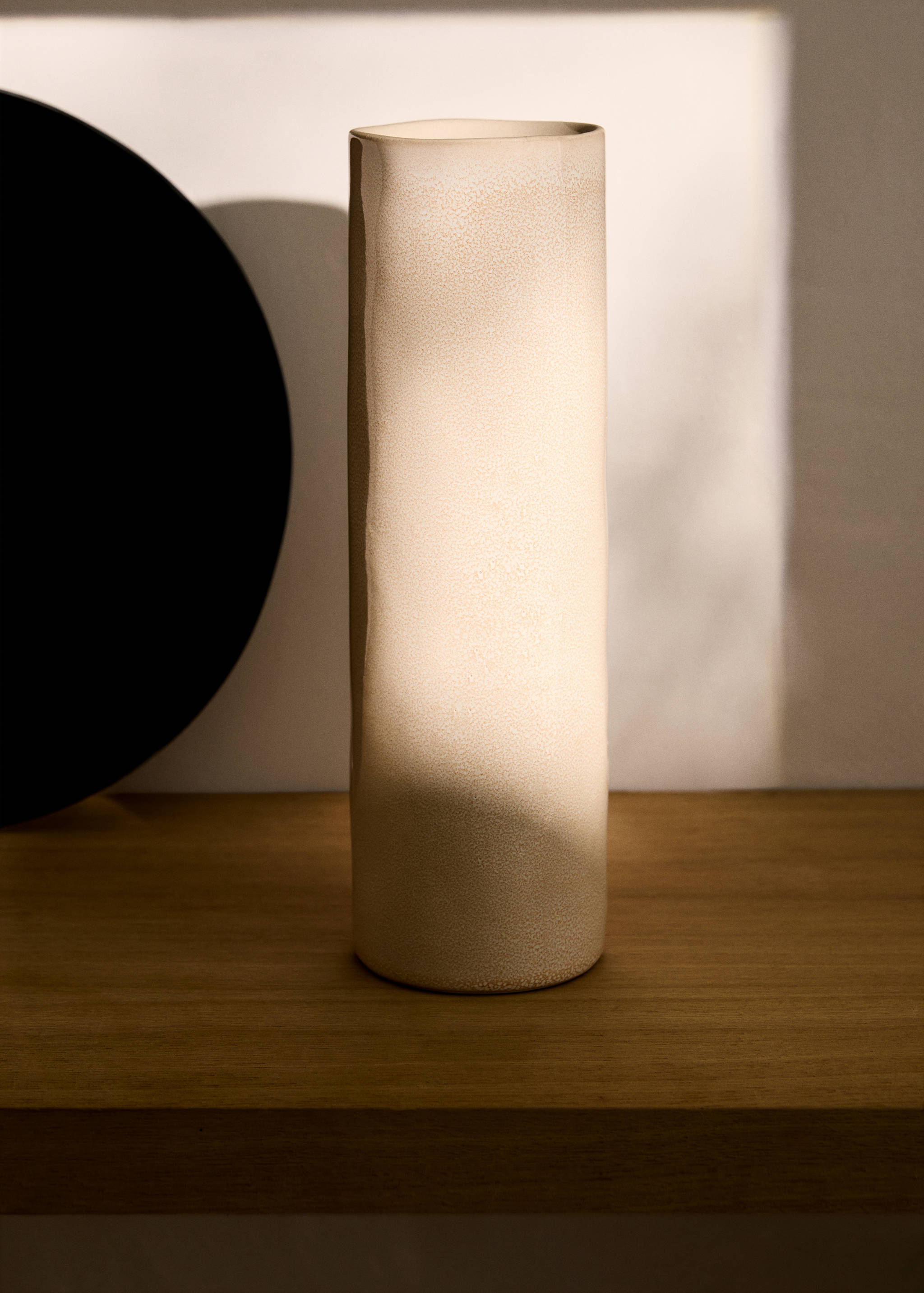 Medium cylindrical stoneware vase - General plane