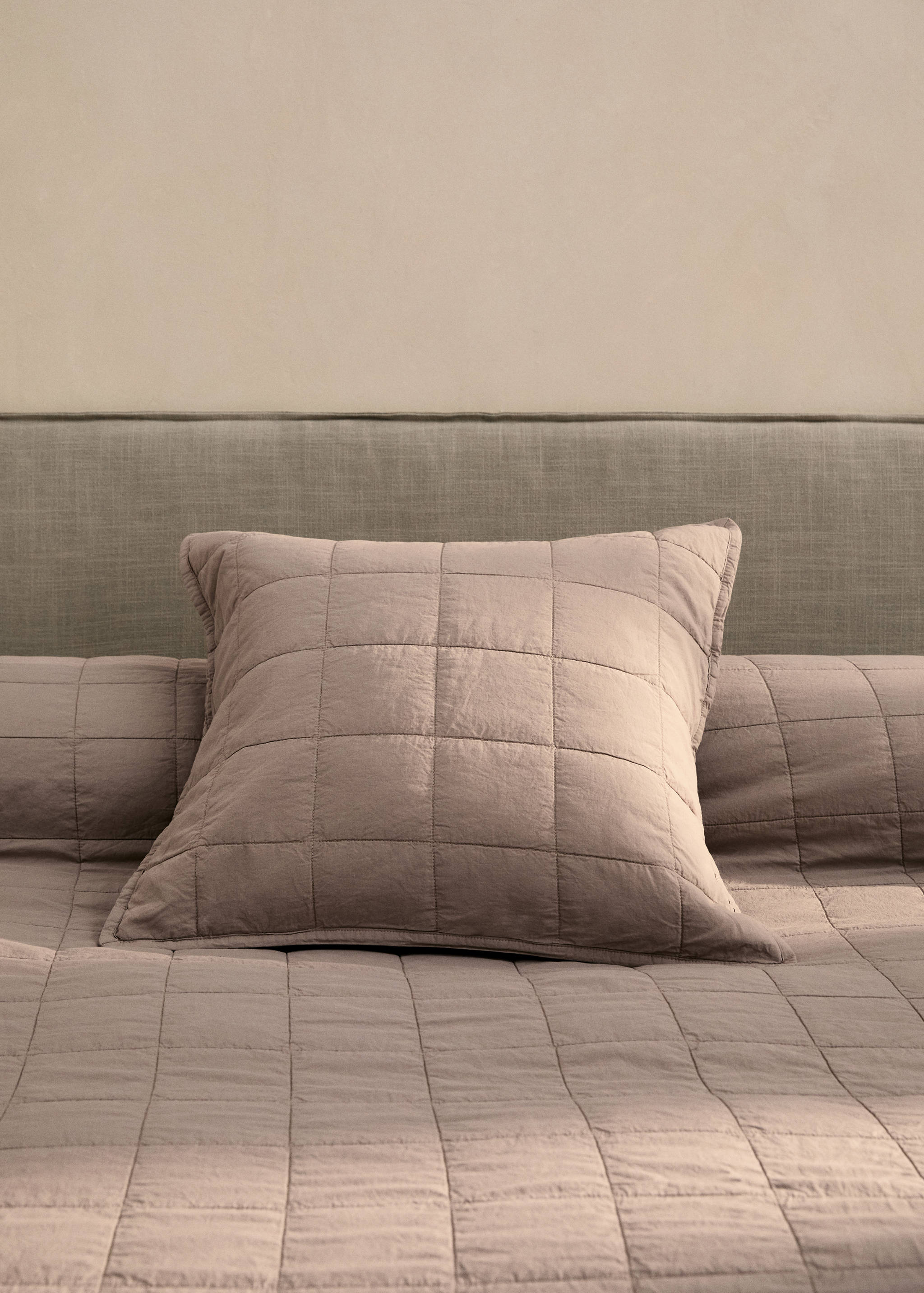 Poszewka na jaśka z bawełnianego perkalu farbowana po uszyciu w kratkę 50 x 50 cm - Plan ogólny