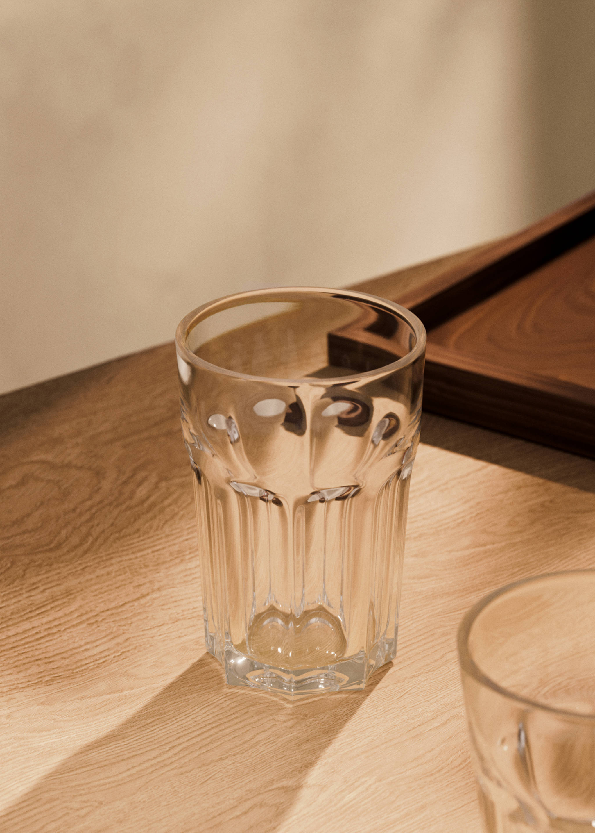 Mittelgroßes Trinkglas mit Relief - Allgemeine Ansicht