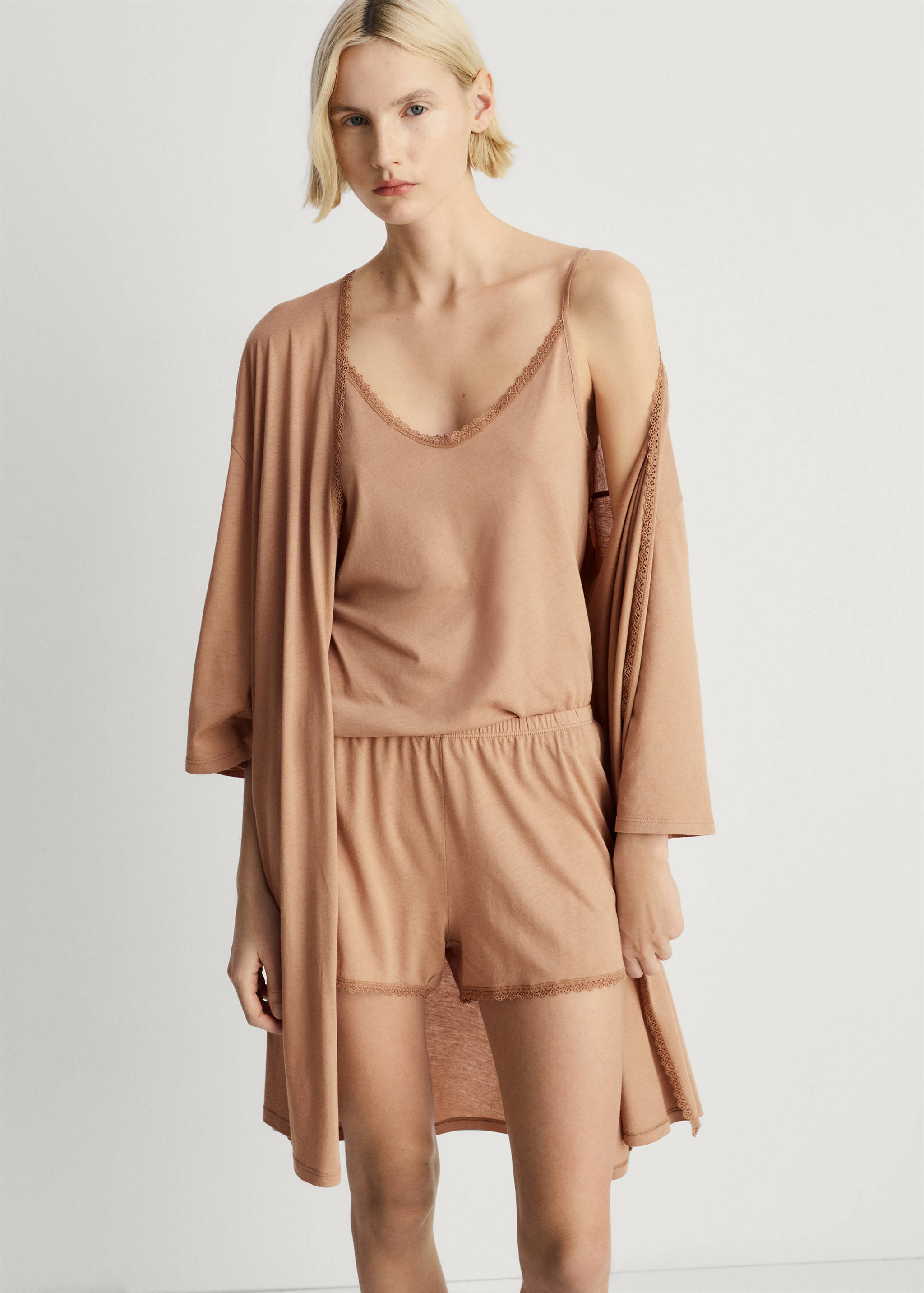 Morgonrock i bomull med kontrastfärgad spets - Bild av mittparti