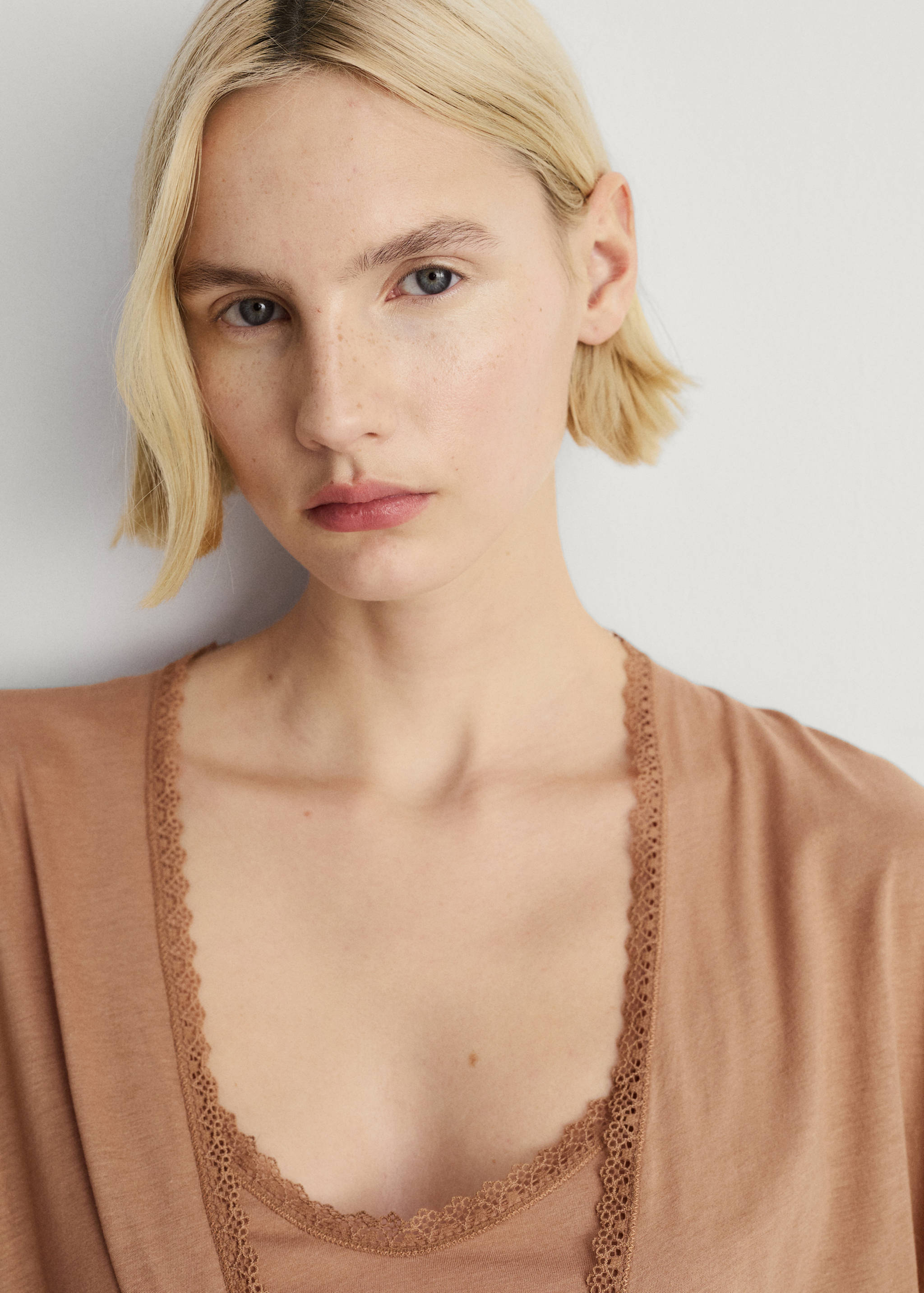 Morgonrock i bomull med kontrastfärgad spets - Detaljer om artikeln 1