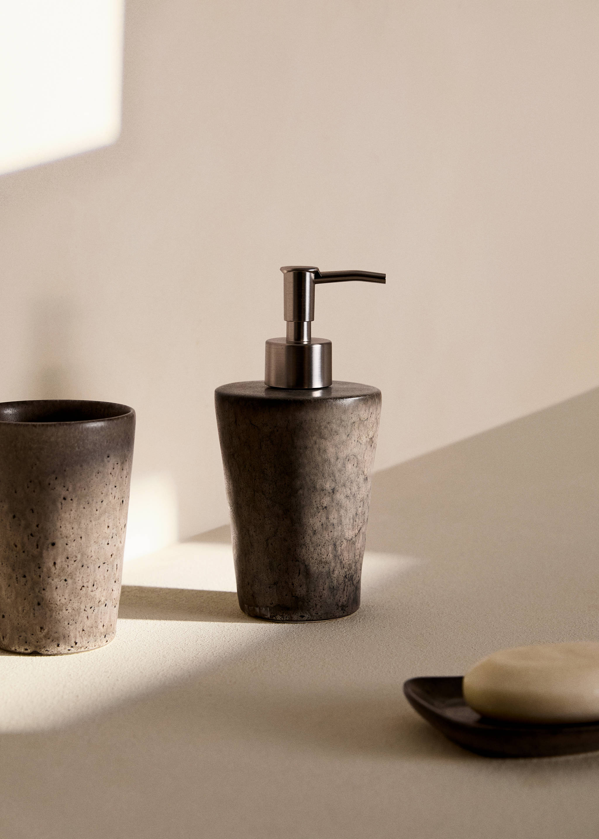 Earthenware soap dispenser with design - General plane