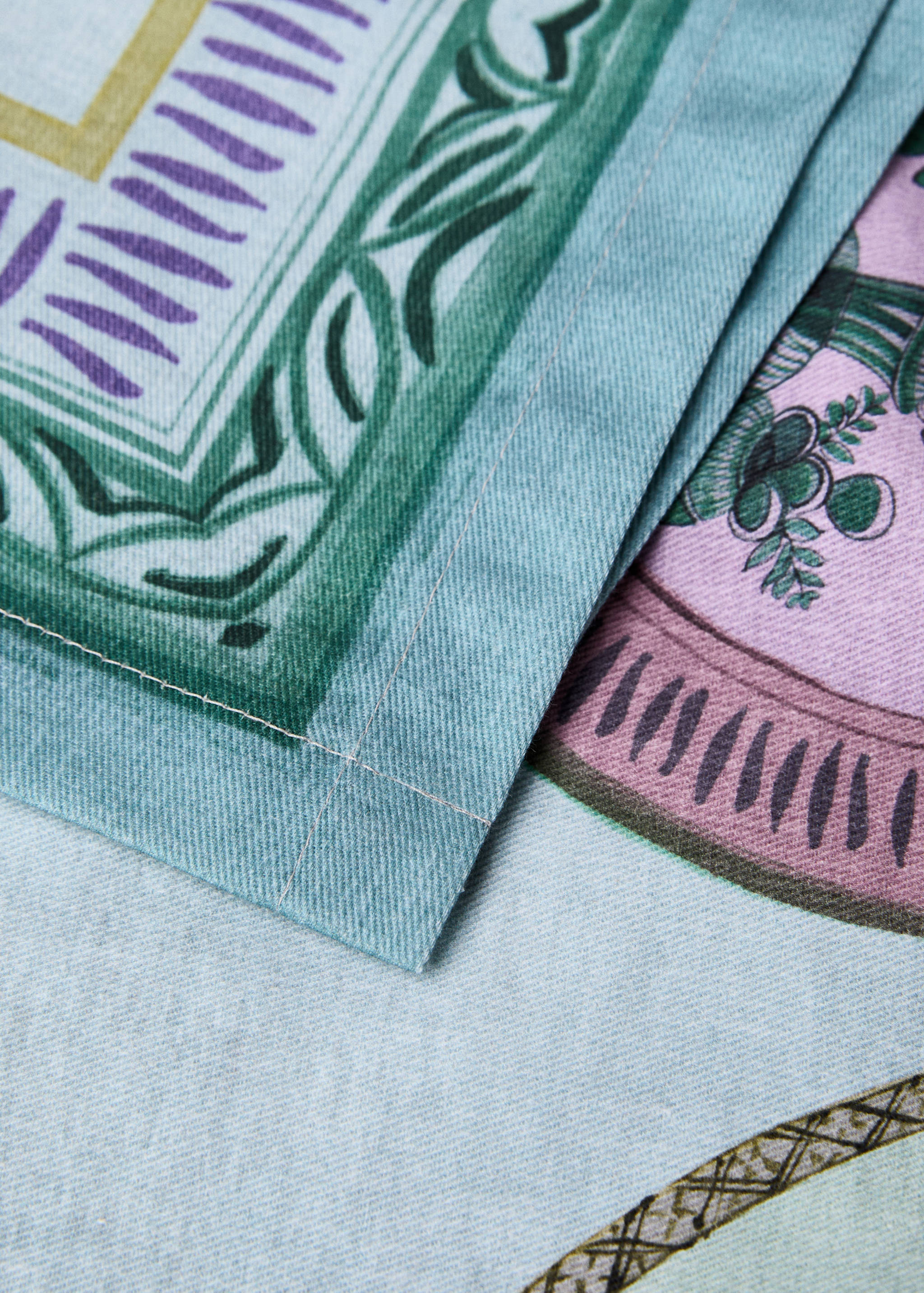 Cotton tablecloth with plate print for 6 to 8 diners - Details of the article 1