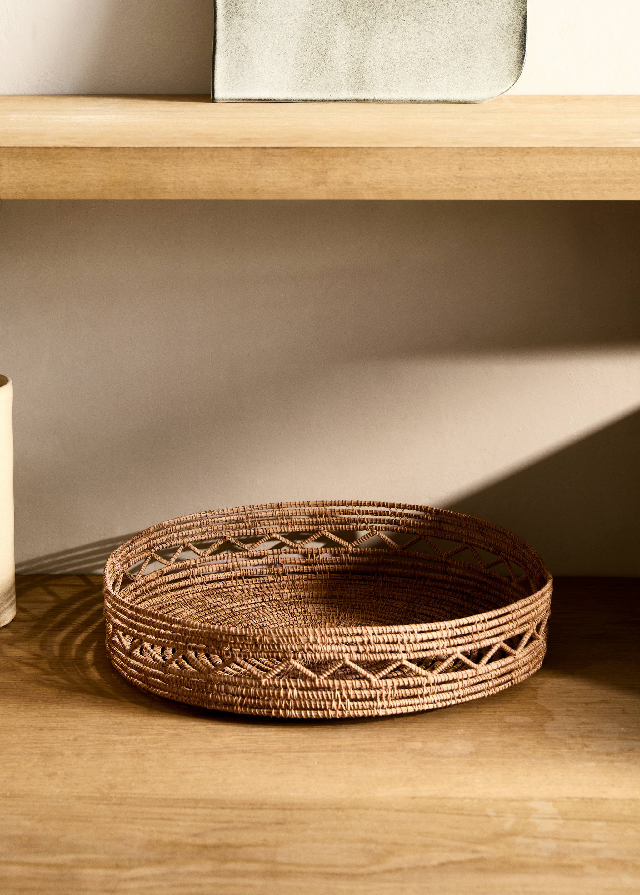 Braided natural fibre decorative tray - General plane