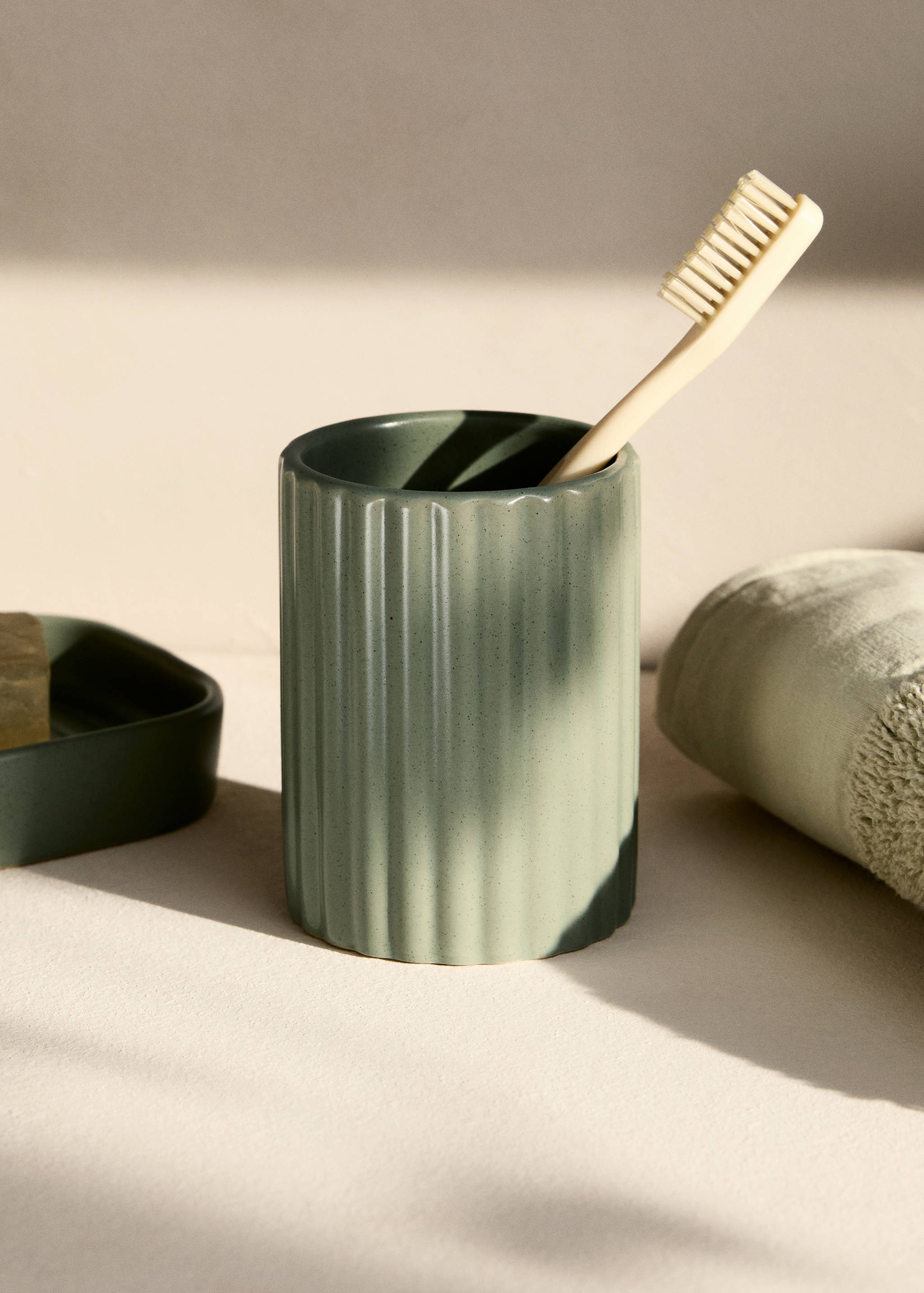 Striped stoneware bathroom tumbler - General plane