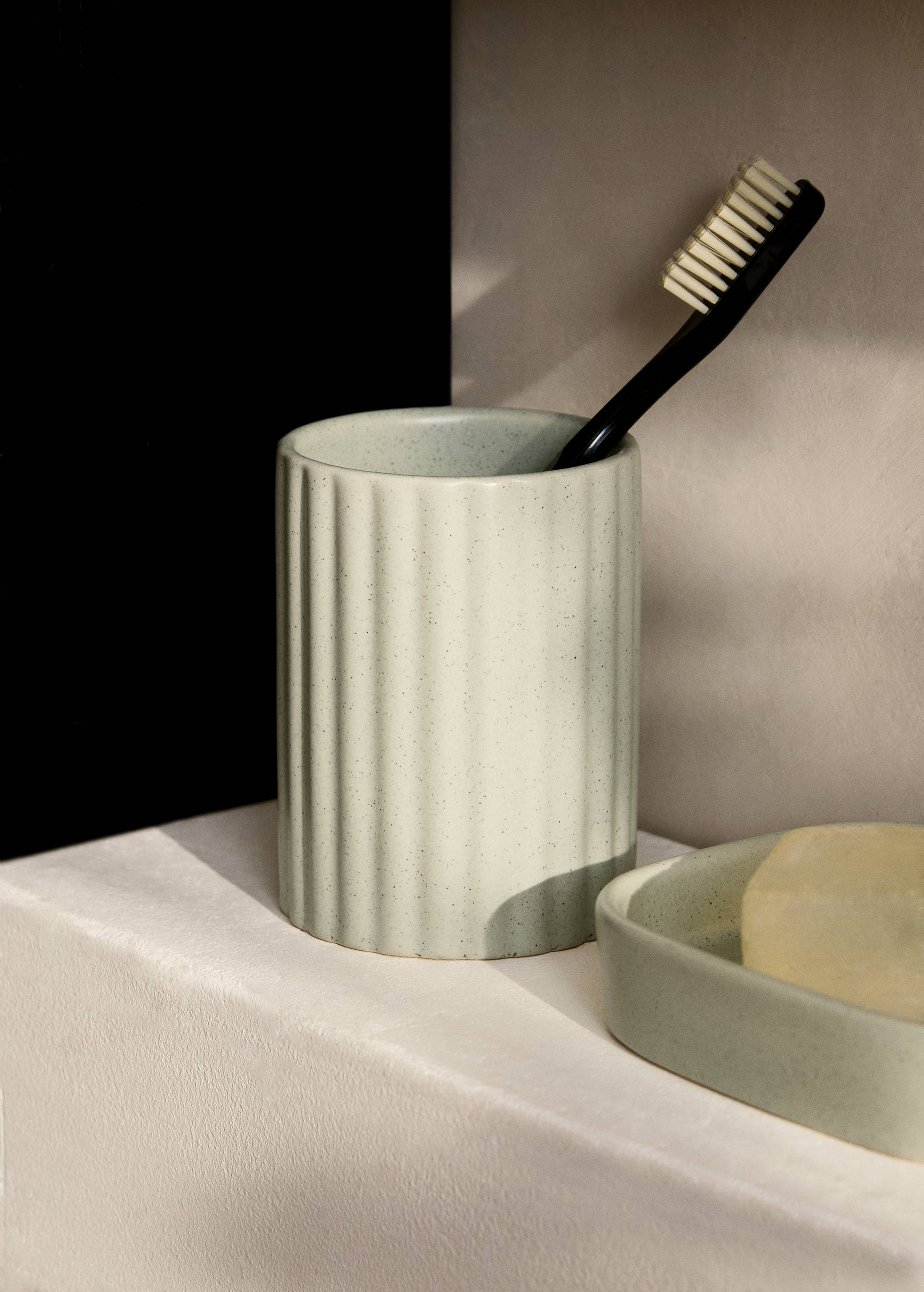Striped stoneware bathroom tumbler - General plane