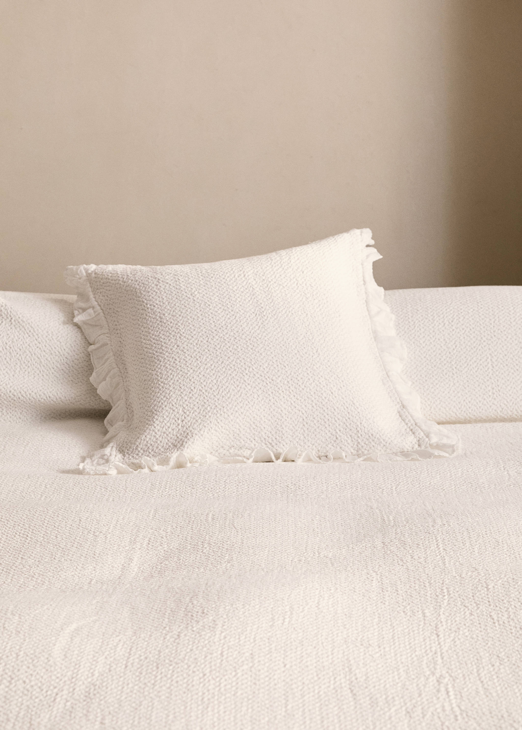 Cotton bed cushion cover with ruffle finish 50x50 cm - General plane