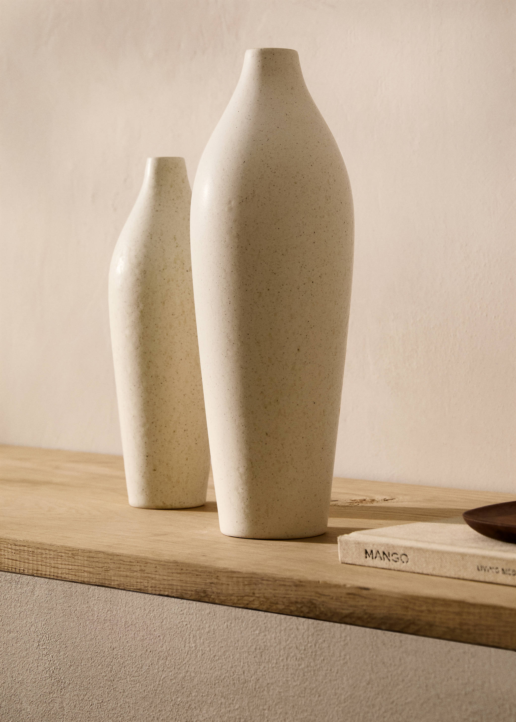 Medium elongated design earthenware vase - General plane