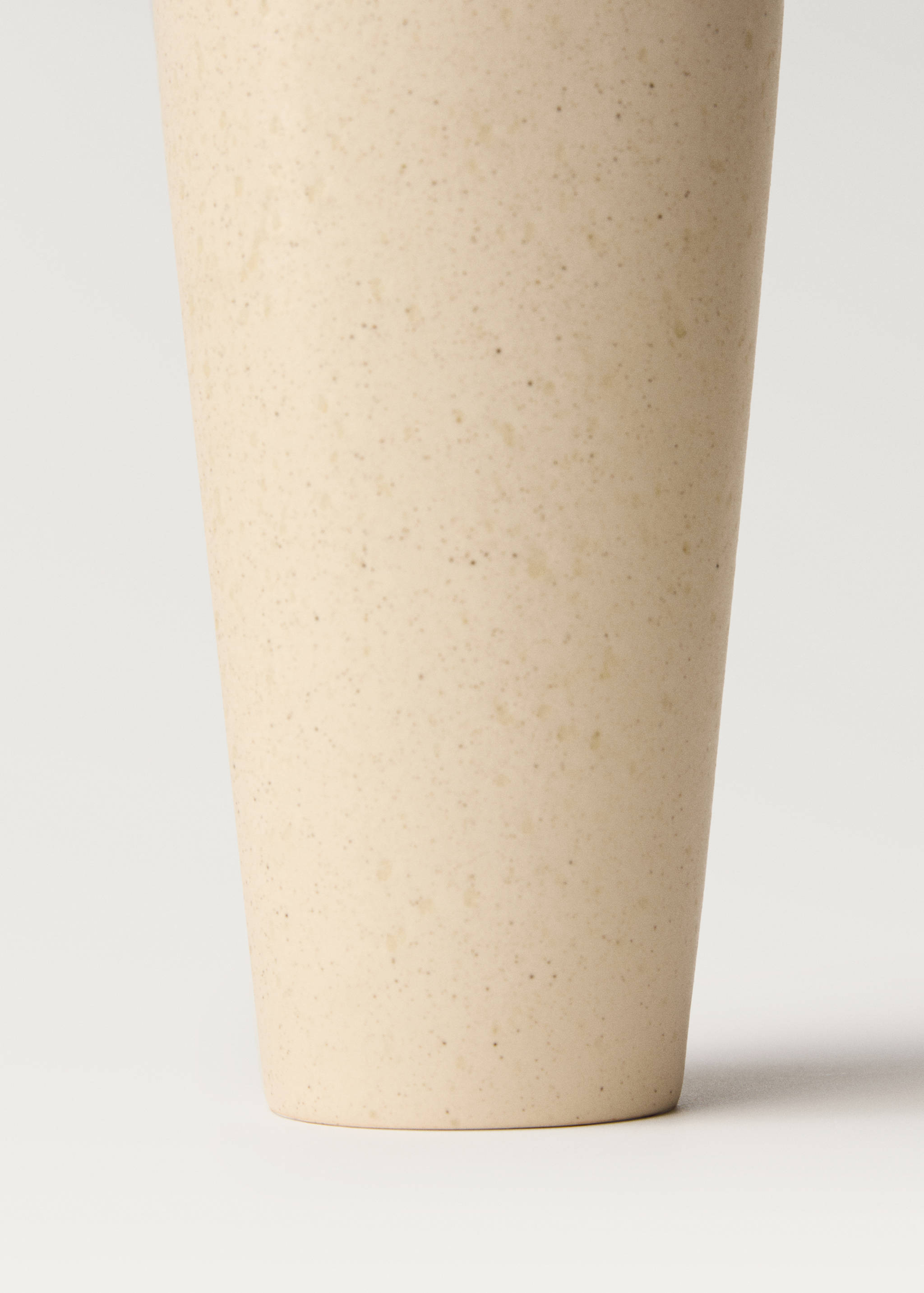 Medium elongated design earthenware vase - Details of the article 2