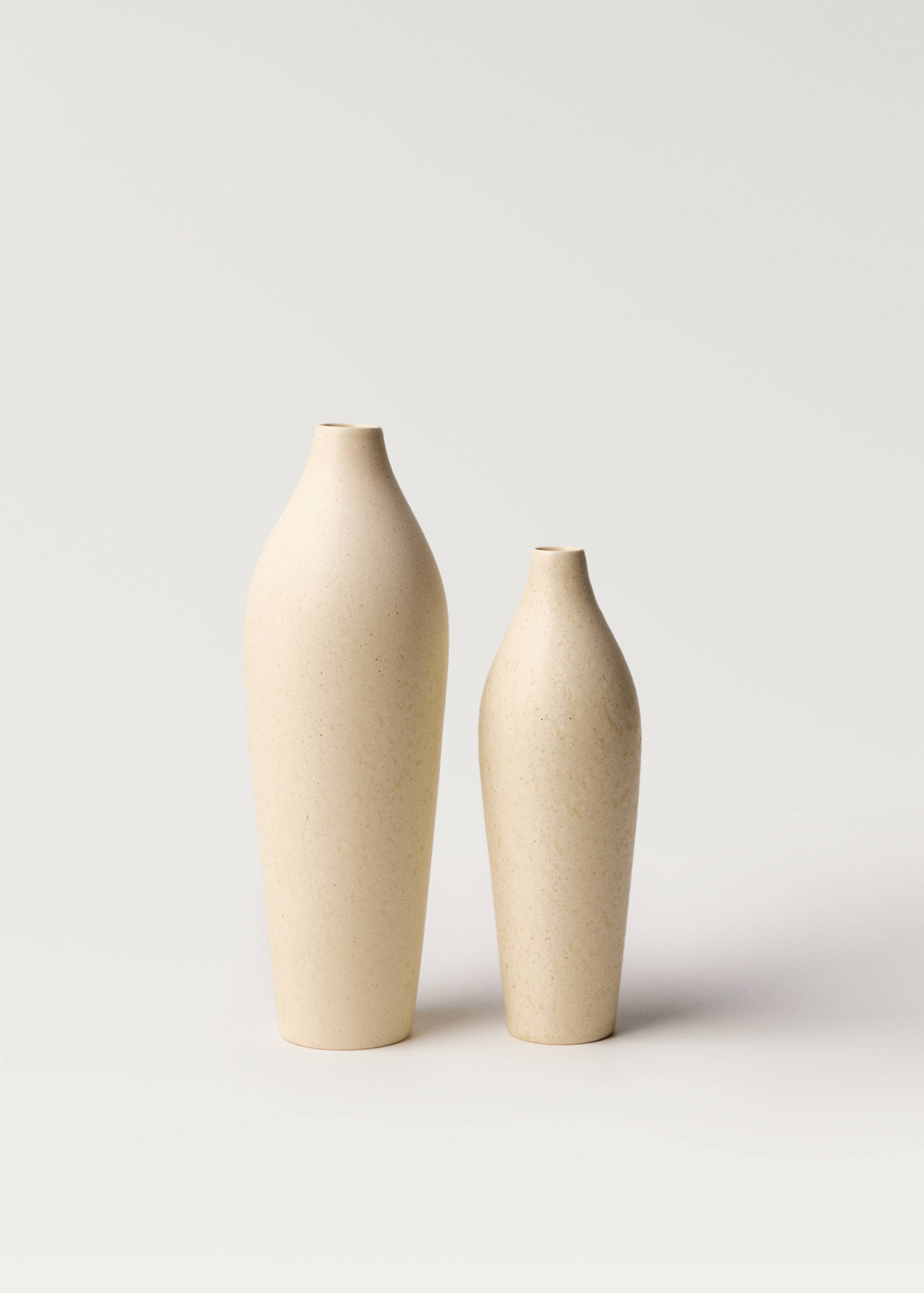 Medium elongated design earthenware vase - Details of the article 3