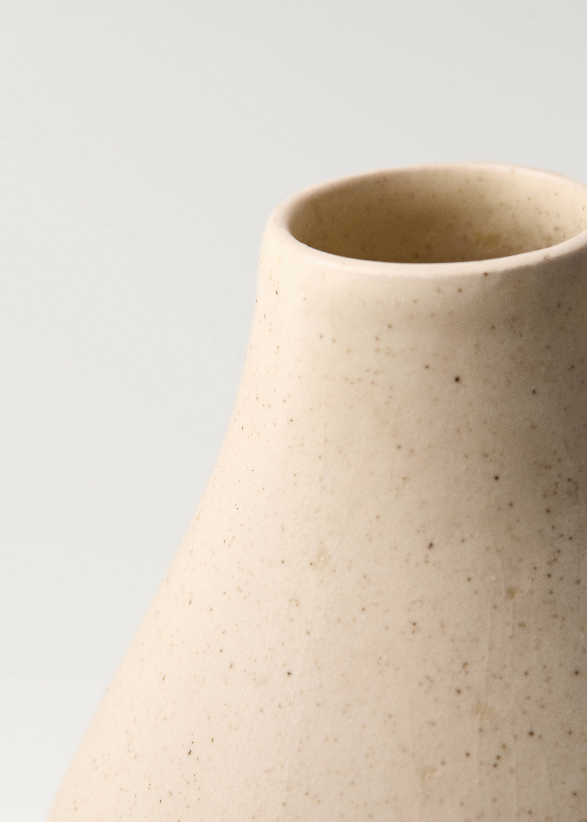 Medium elongated design earthenware vase - Details of the article 4