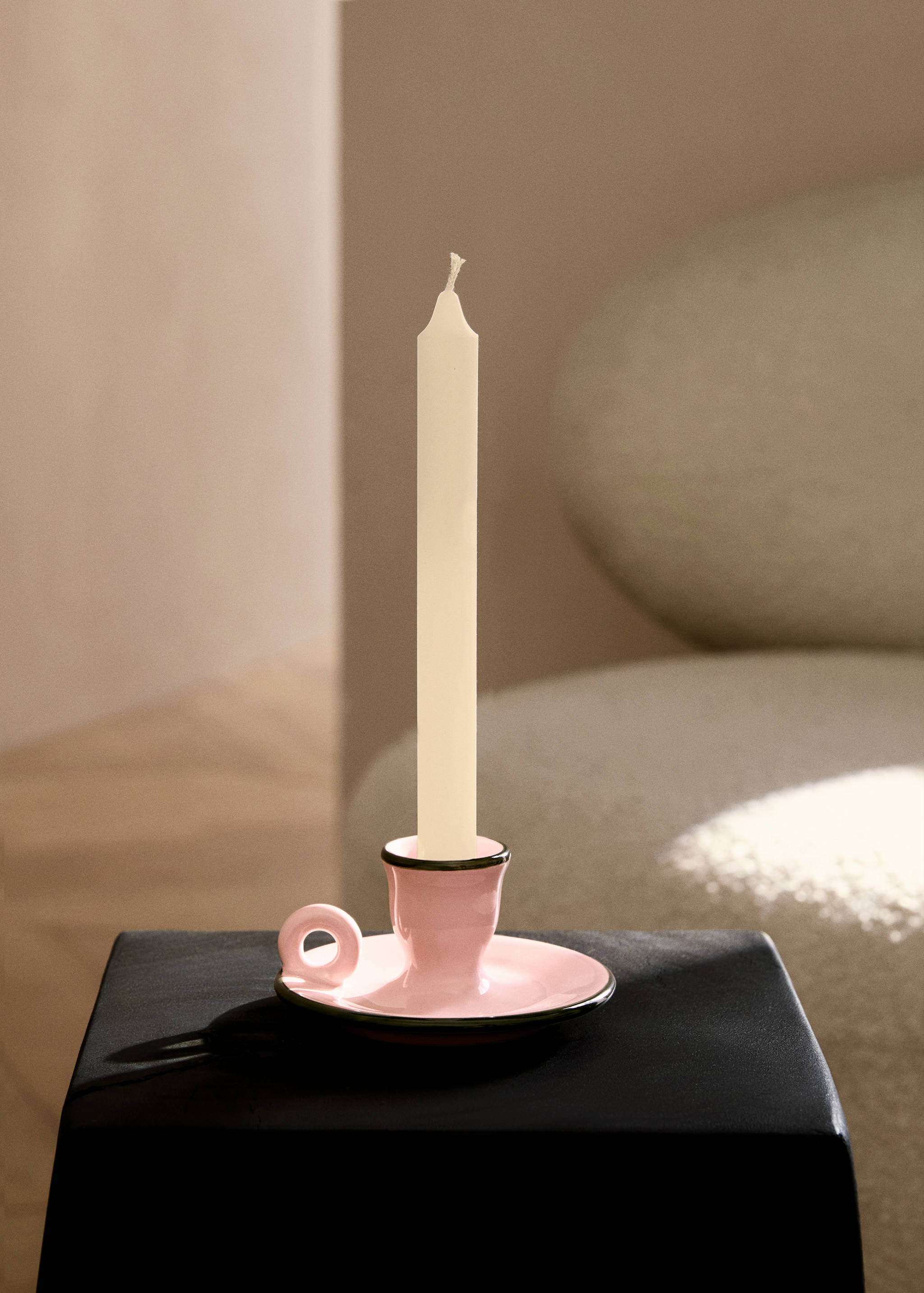 Färgad ljusstake i keramik med kant - Allmän bild